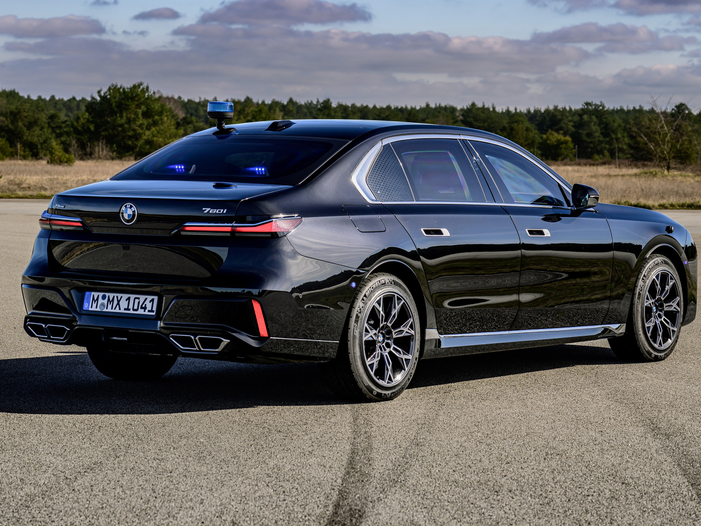 Черный автомобиль  BMW I7 XDrive60 Protection 2024 года вид сзади