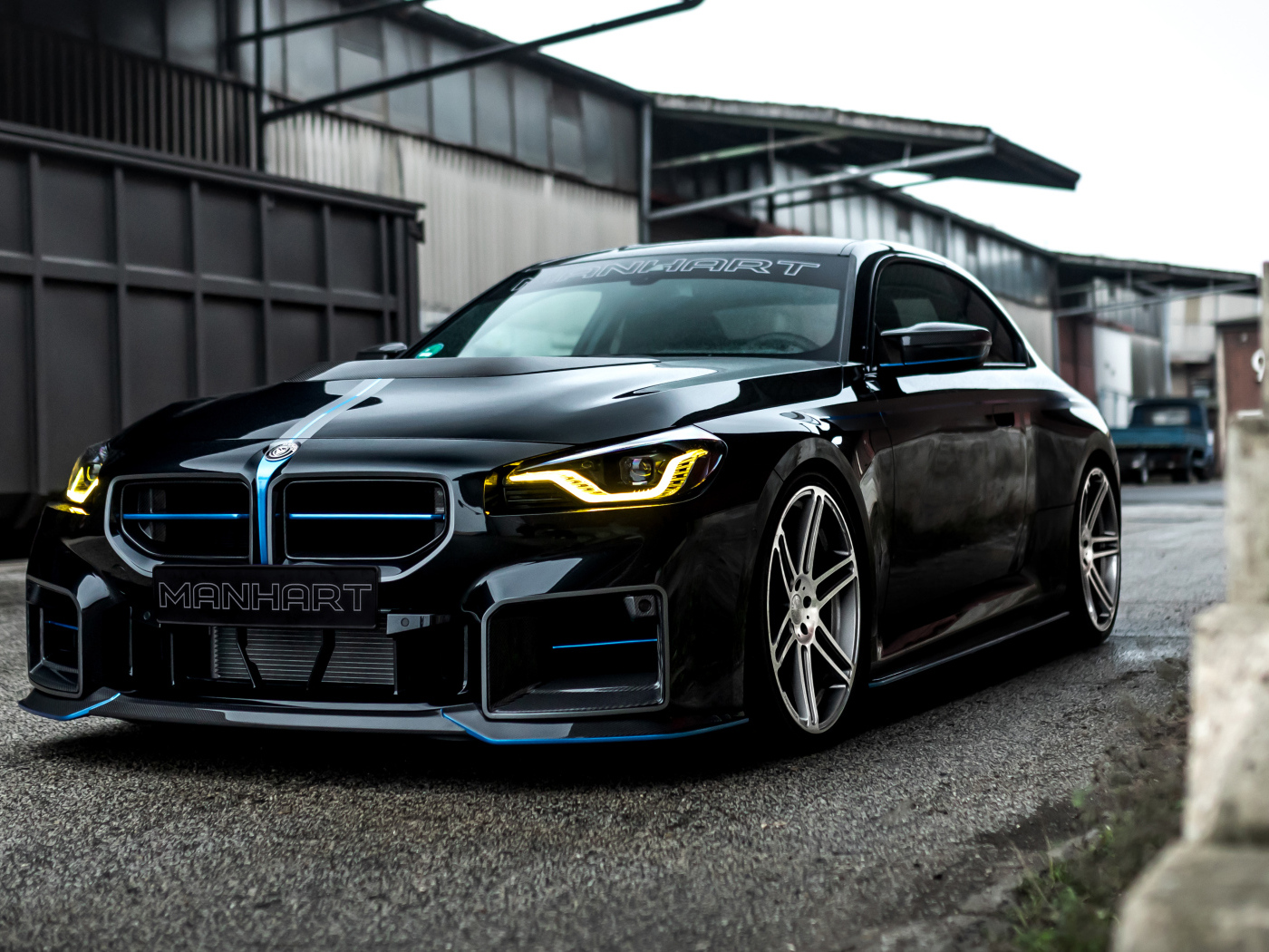 Черный автомобиль BMW M2 Manhart MH2 560