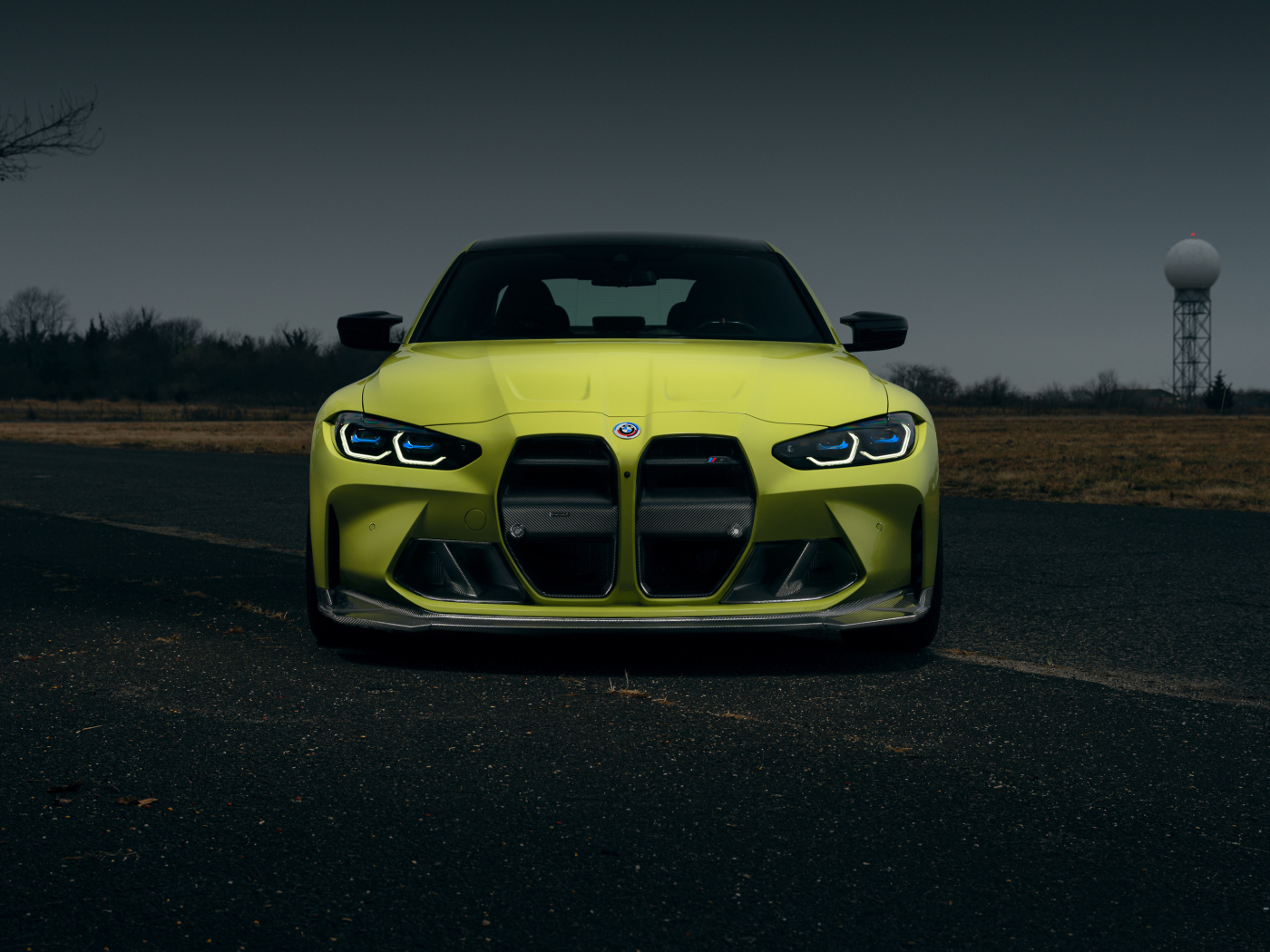 Вид спереди на автомобиль  BMW M3