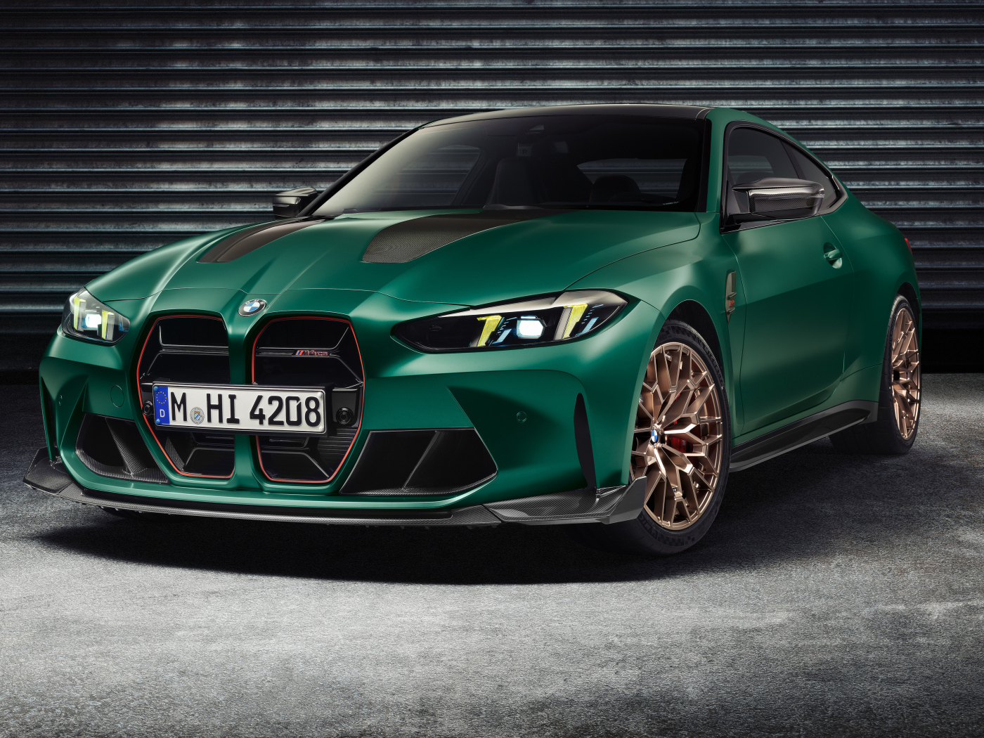 Зеленый автомобиль BMW M4 CS 2024  года