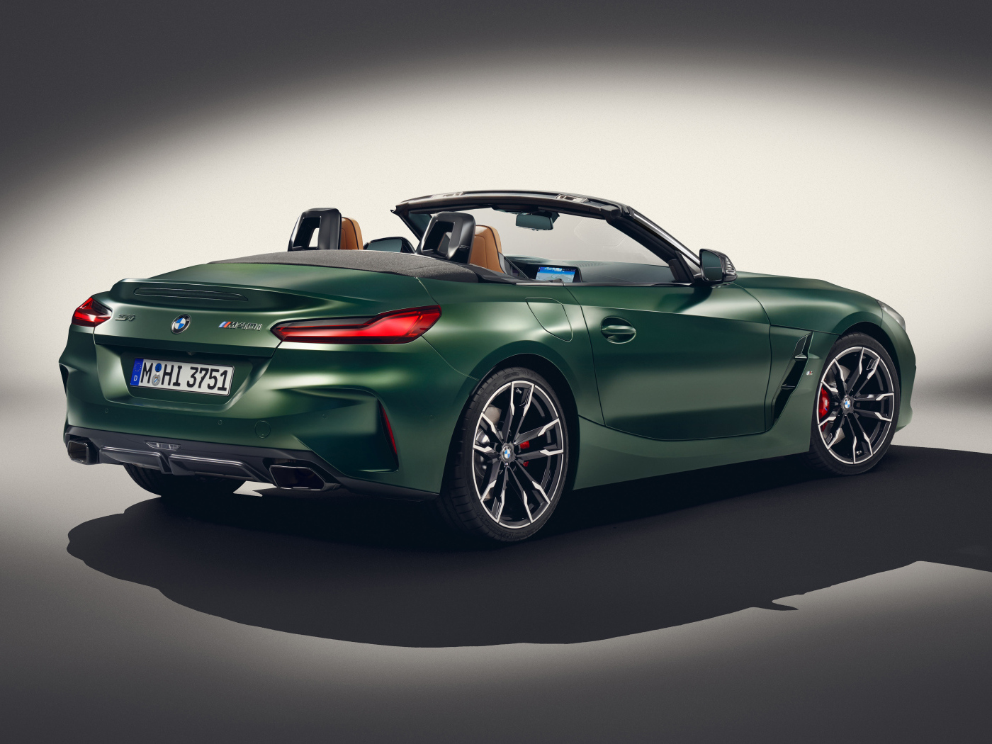 Зеленый автомобиль BMW Z4 M40i MT Pure Impulse Edition 2024 года вид сзади