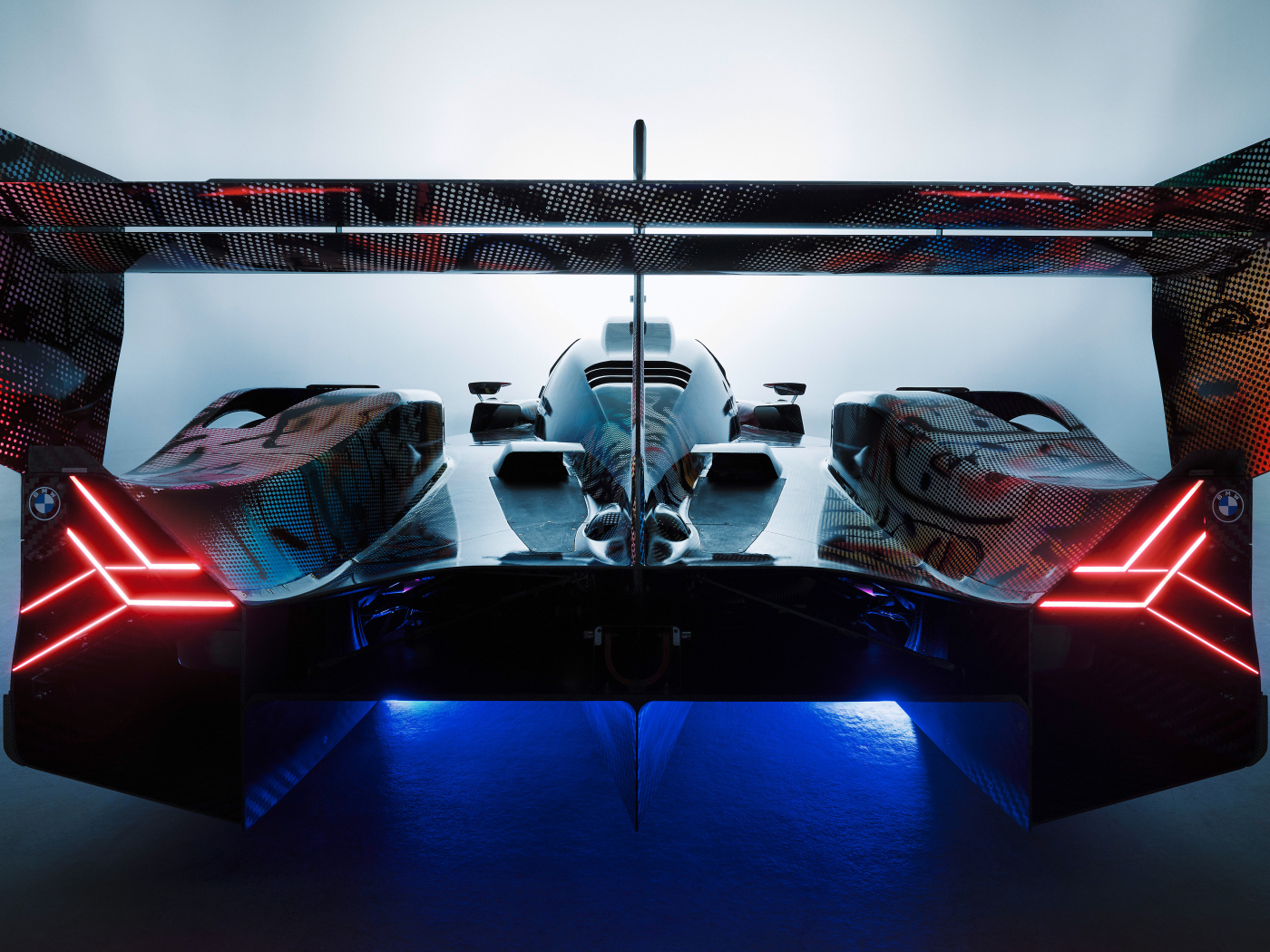 Вид сзади на автомобиль BMW Art Car By Julie Mehretu