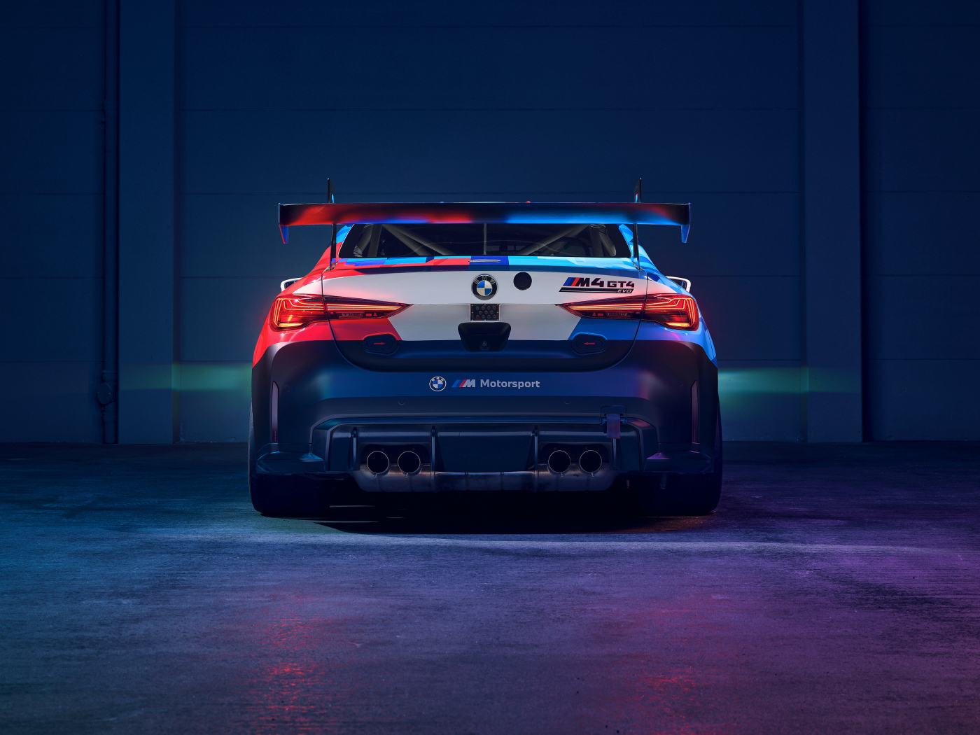 Вид сзади на автомобиль BMW M4 GT4 EVO в здании