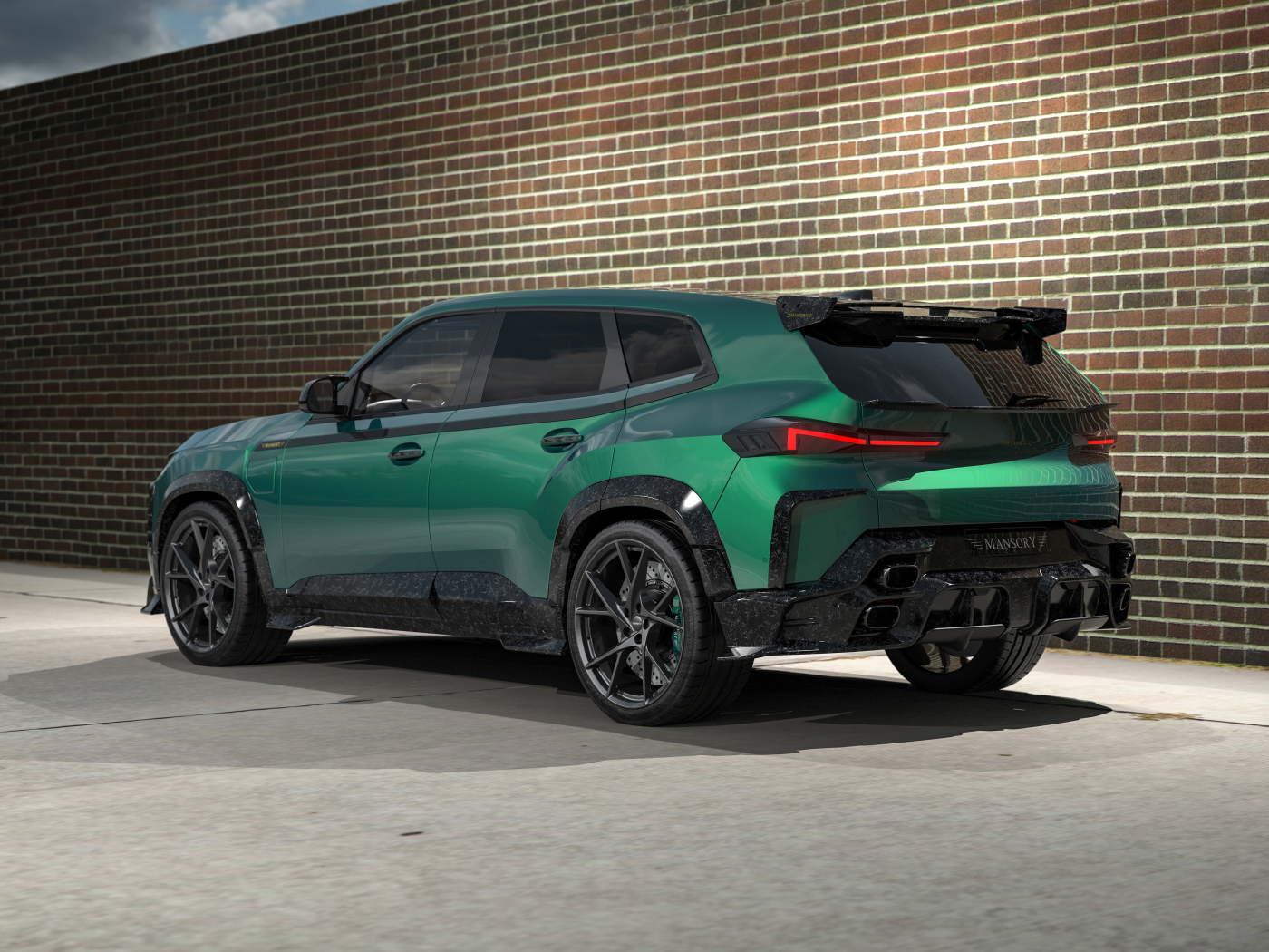 Вид сзади на зеленый автомобиль Mansory BMW XM