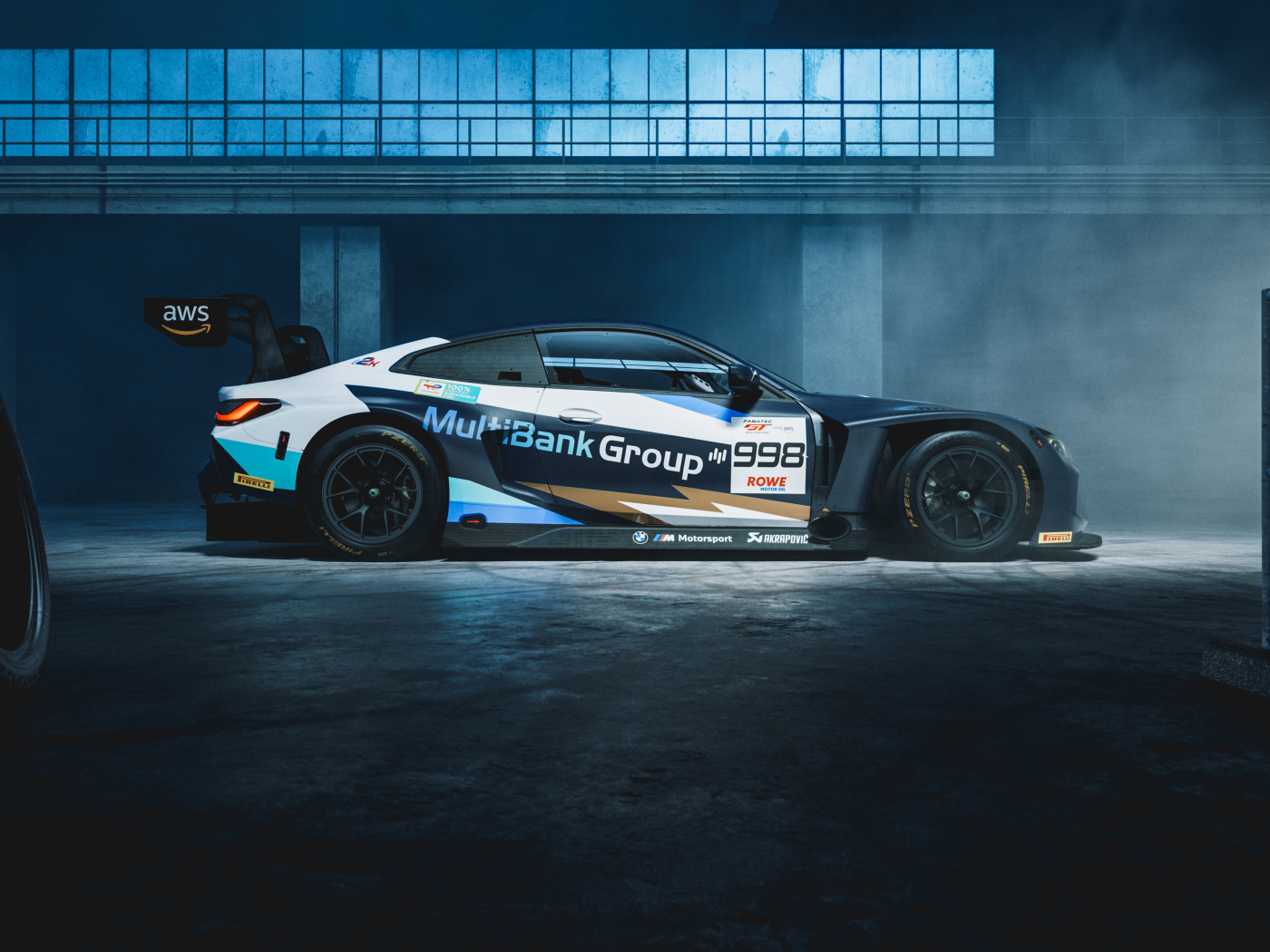 Вид сбоку на автомобиль BMW M4 GT3 Endurance Cup