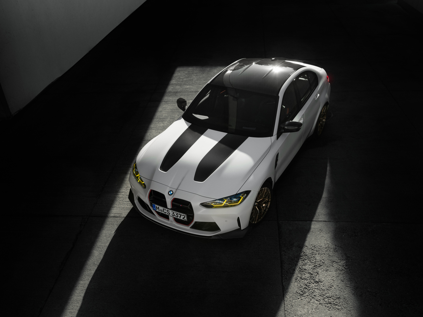 Вид сверху на белый автомобиль BMW M3 CS