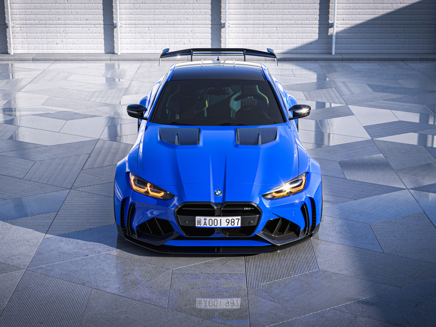 Вид сверху на синий автомобиль Blue BMW M4