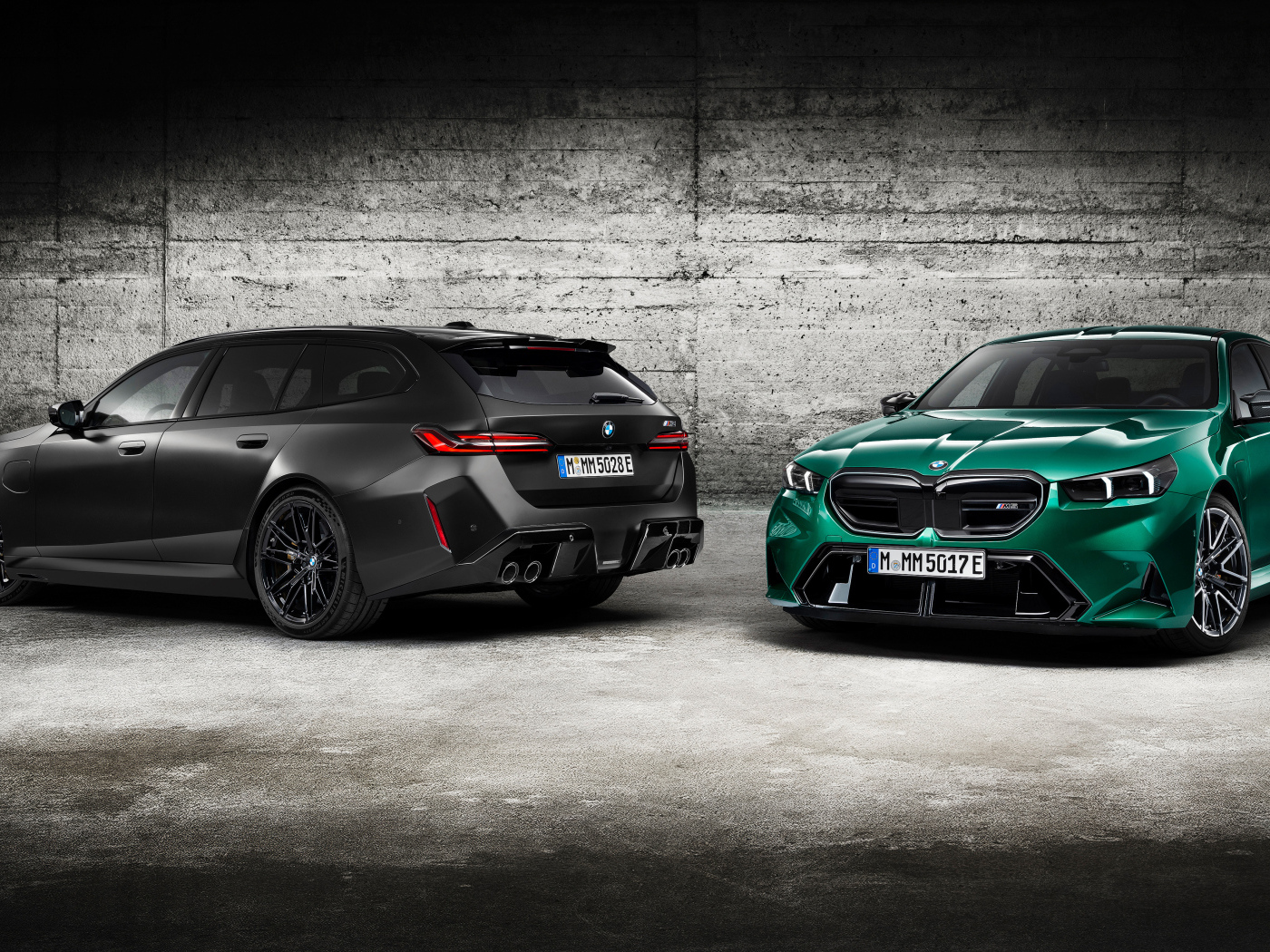 Два автомобиля BMW M5 2024  года у стены