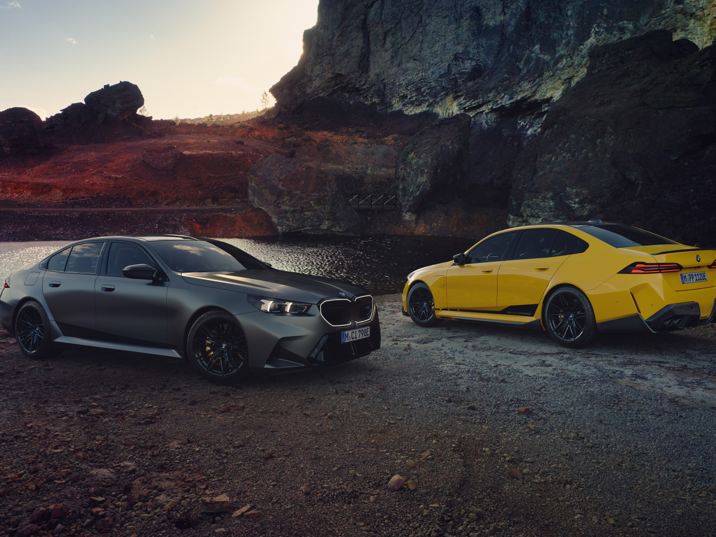 Два автомобиля BMW M5 M у скалы