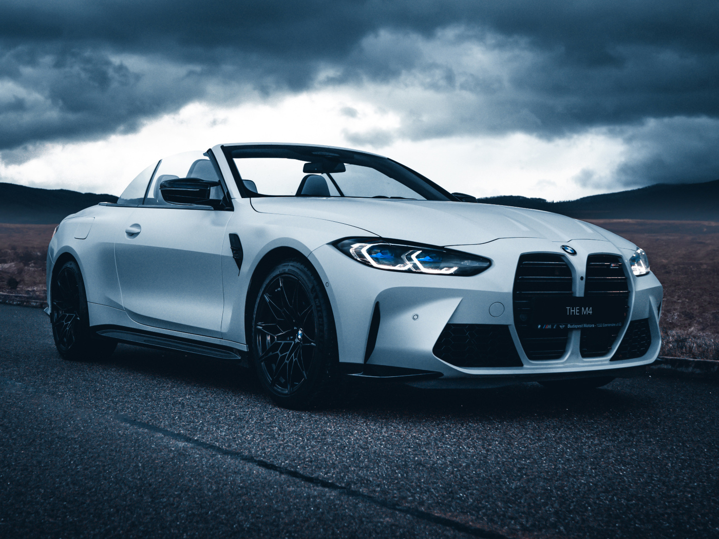 Белый кабриолет  BMW M4 под грозовым небом