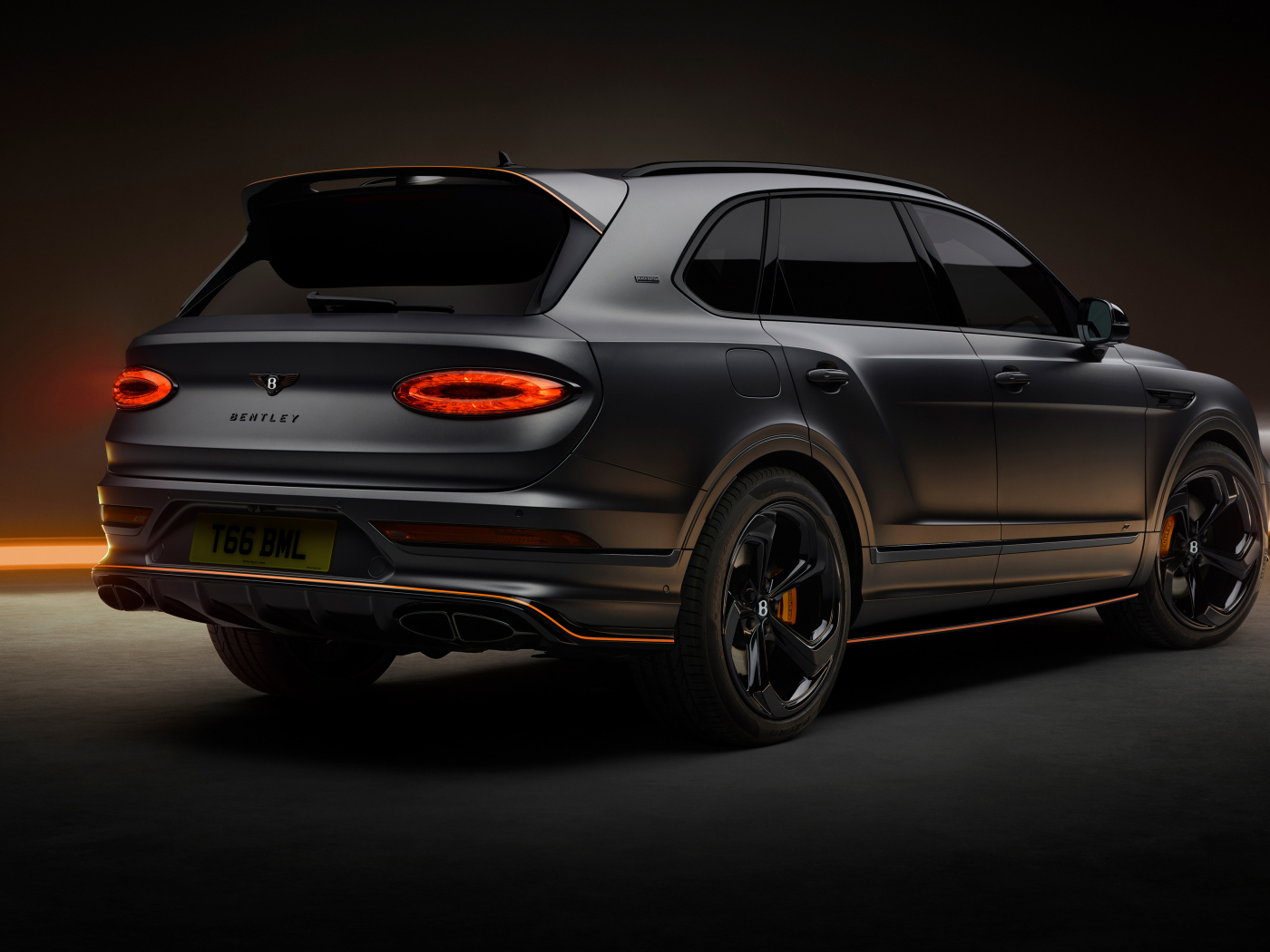 Автомобиль Bentley Bentayga S Black Edition 2024 года вид сзади