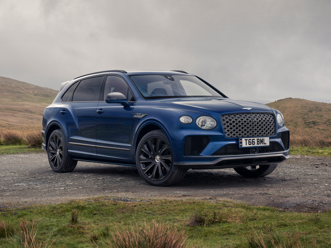 Синий внедорожник Bentley Bentayga EWB Mulliner 2024  года