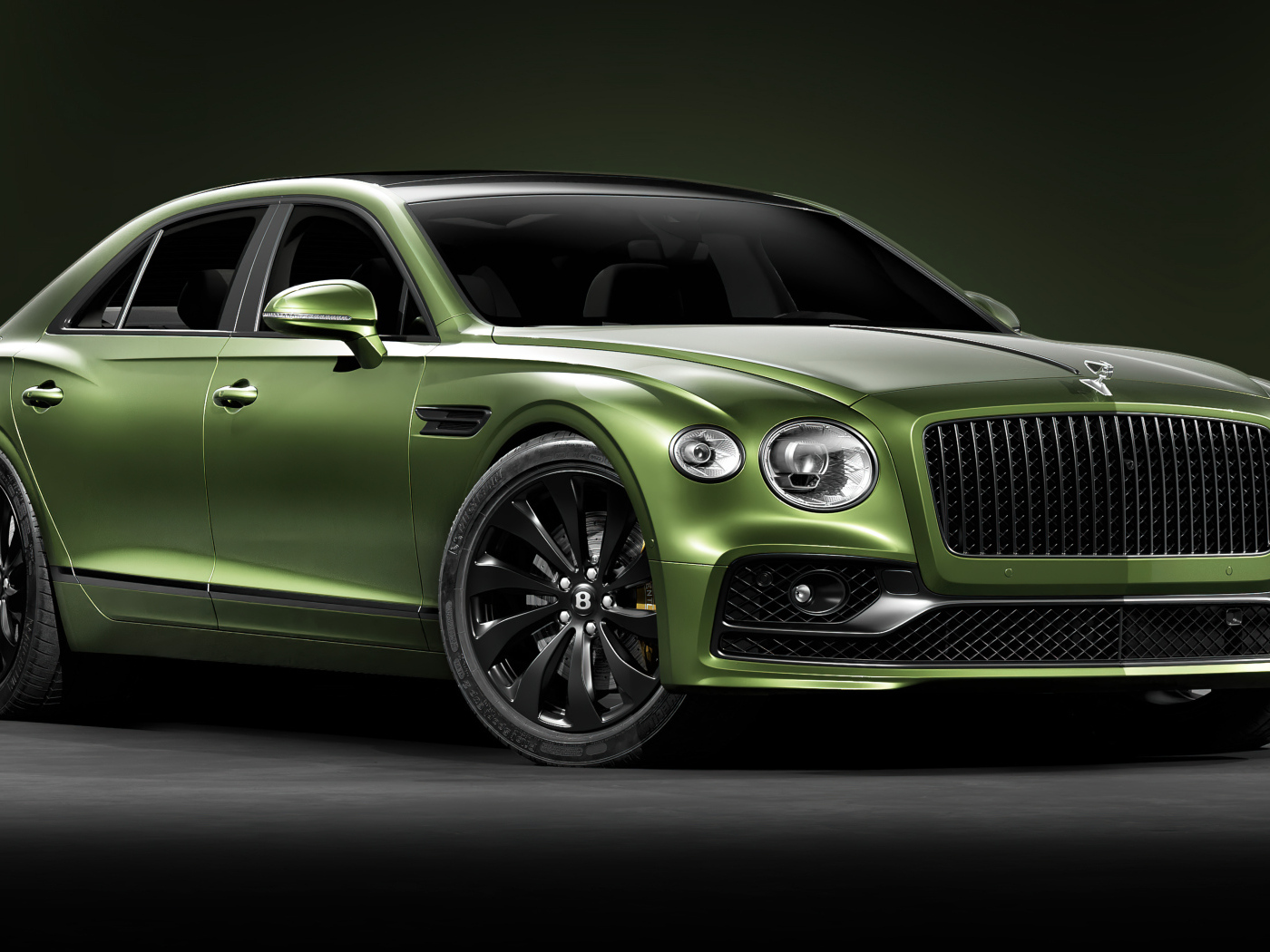 Зеленый автомобиль Bentley Flying Spur вид спереди
