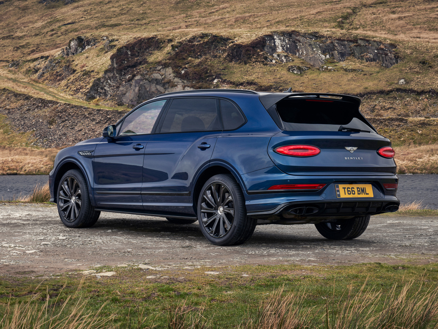 Вид сзади на автомобиль  Bentley Bentayga EWB Mulliner 2024