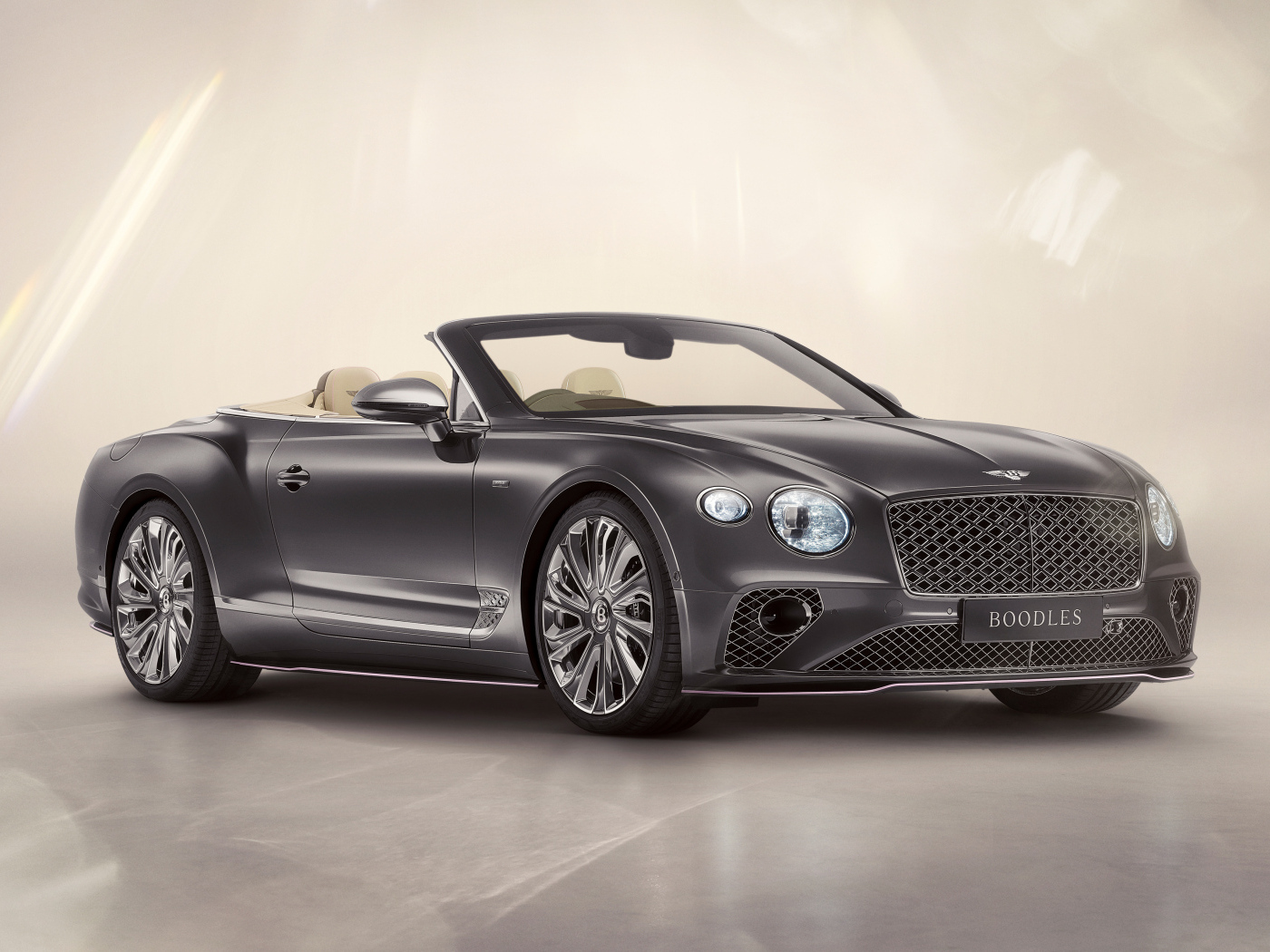 Вид сбоку на автомобиль Bentley Continental GT Convertible Boodles By Mulliner 2024 года
