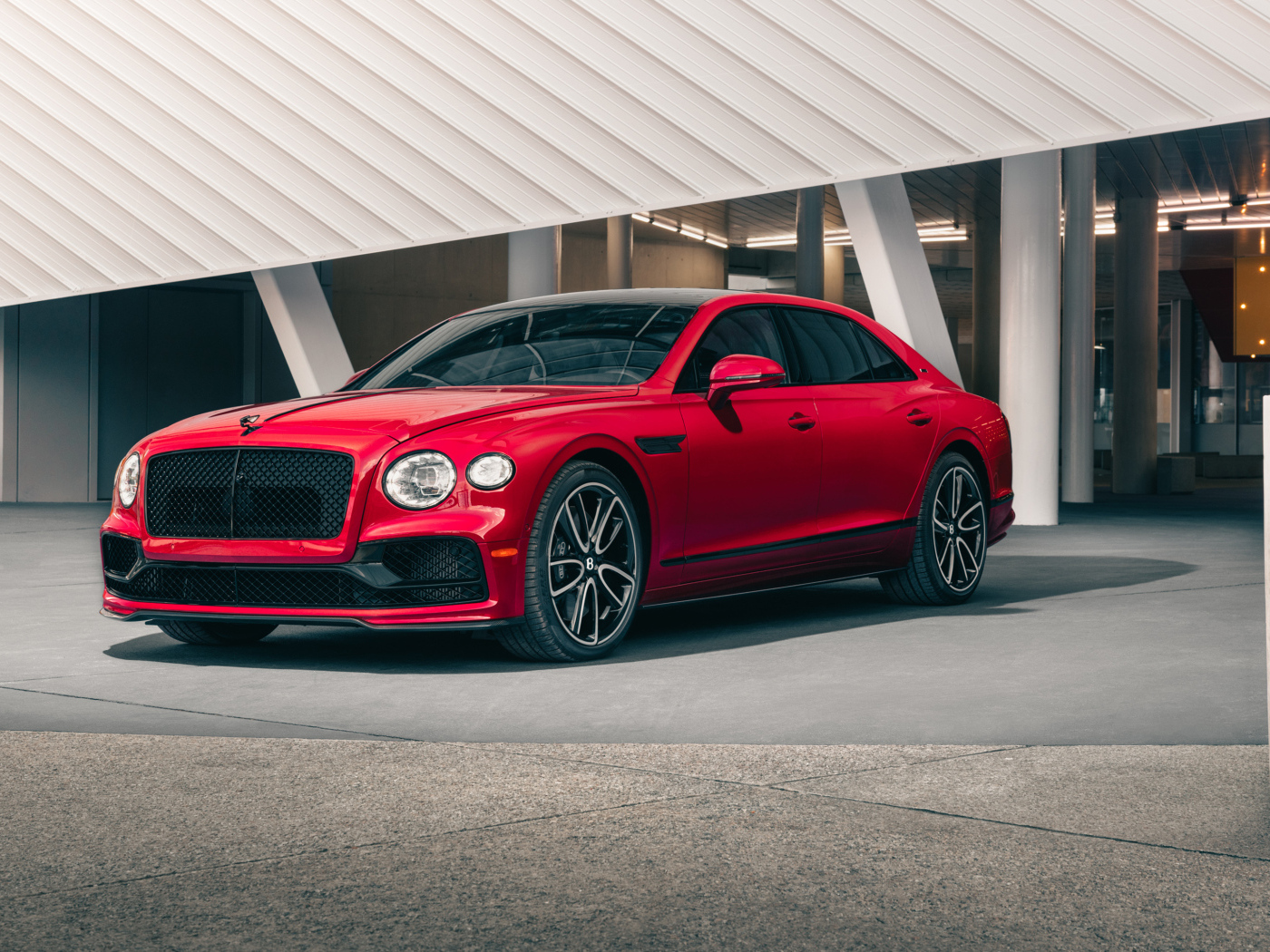 Стильный красный автомобиль Bentley Flying Spur V8 Edition  2024 года