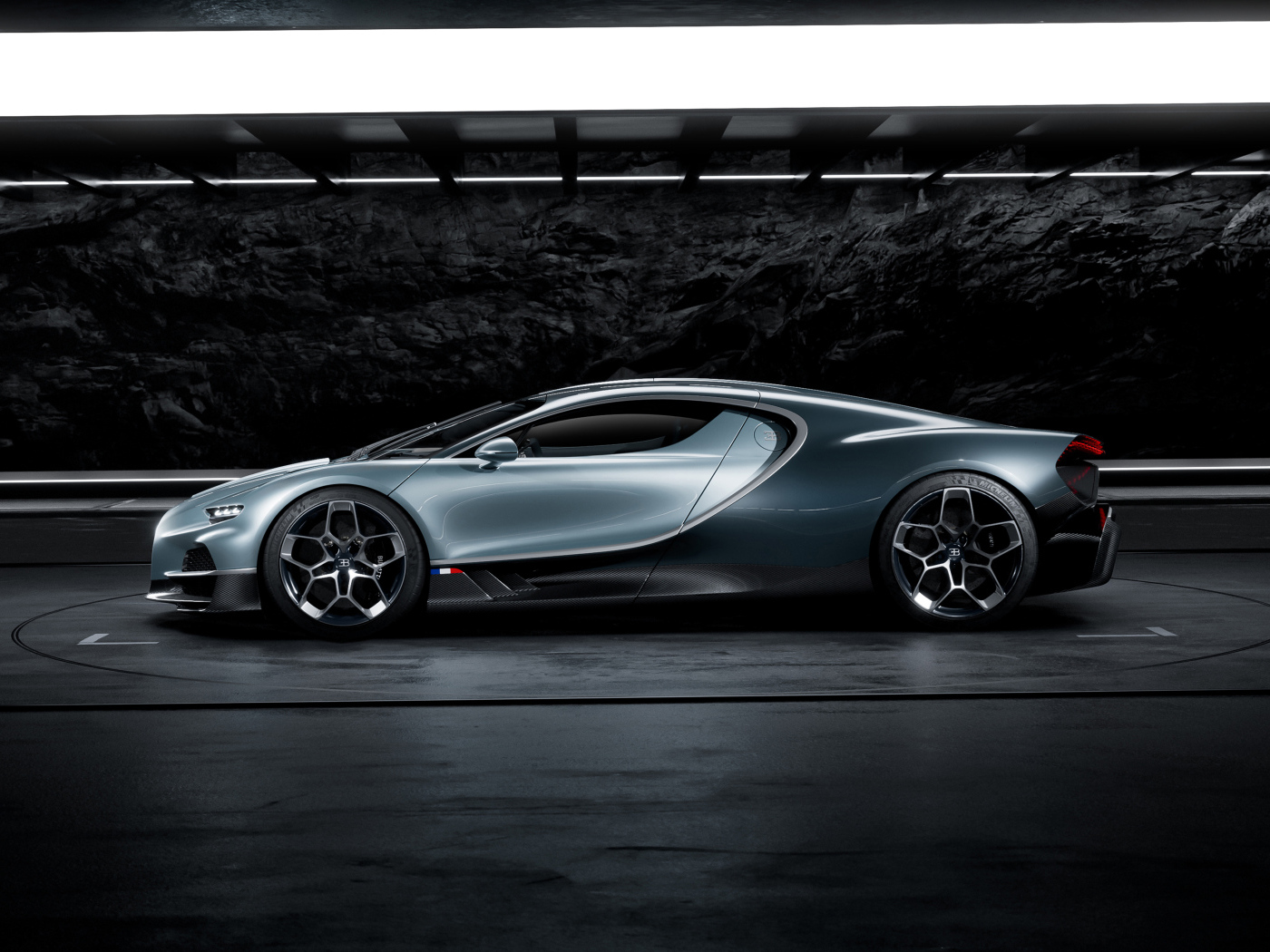 Быстрый автомобиль Bugatti Tourbillon 2024 года вид сбоку