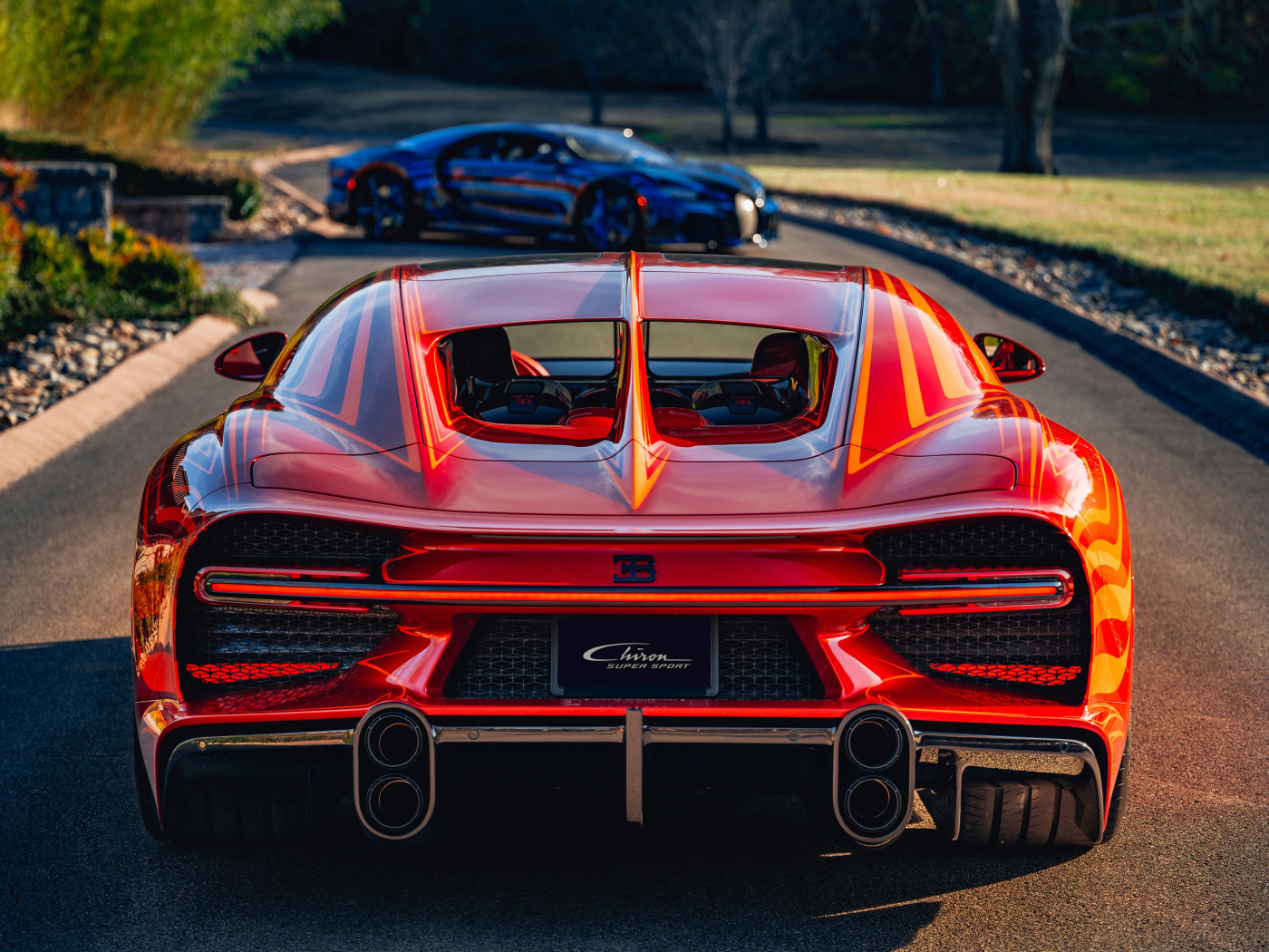 Вид сзади на красный автомобиль Bugatti Chiron