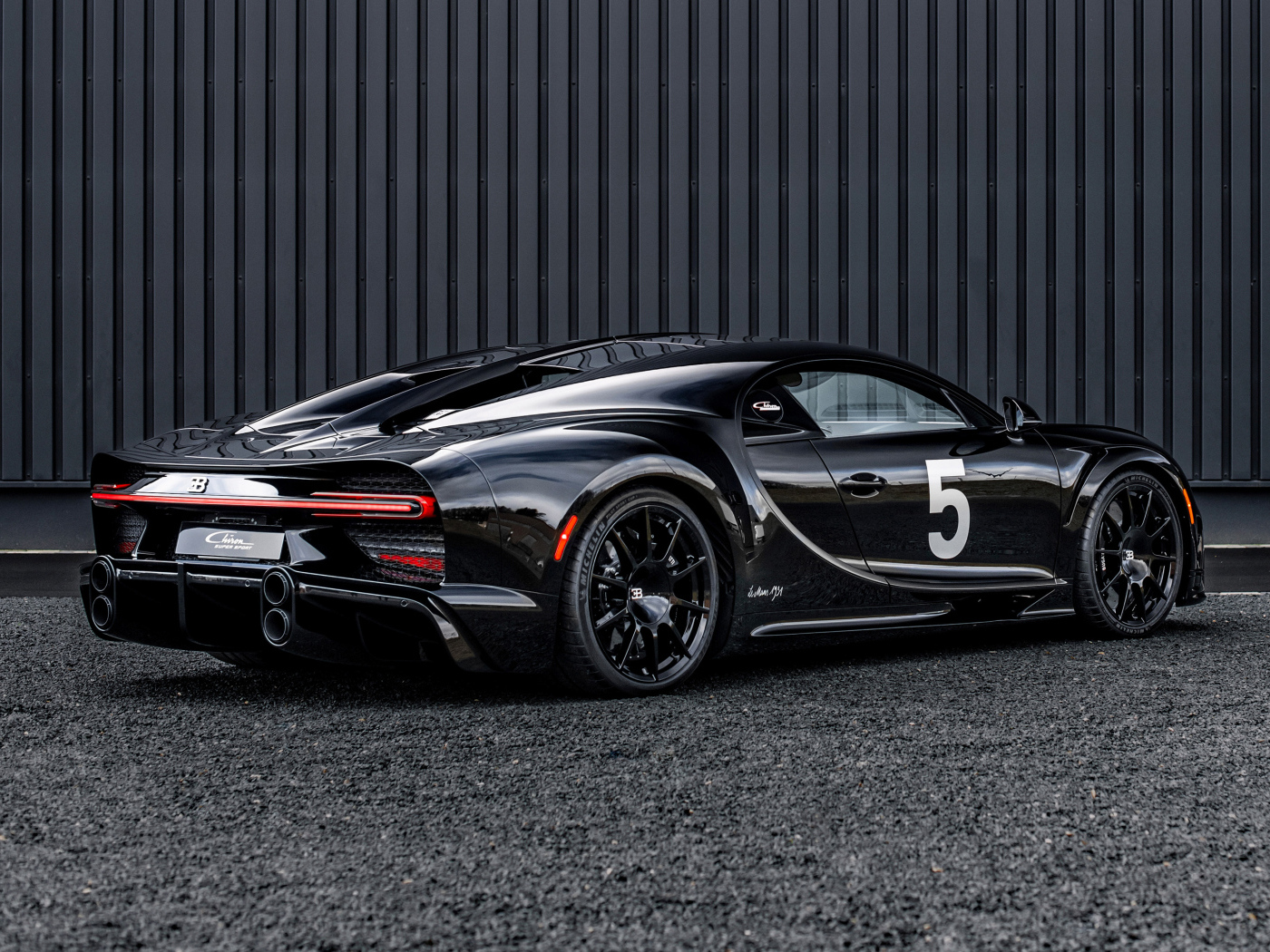 Вид сзади на автомобиль Bugatti Chiron Super Sport Hommage T50S 2024 года