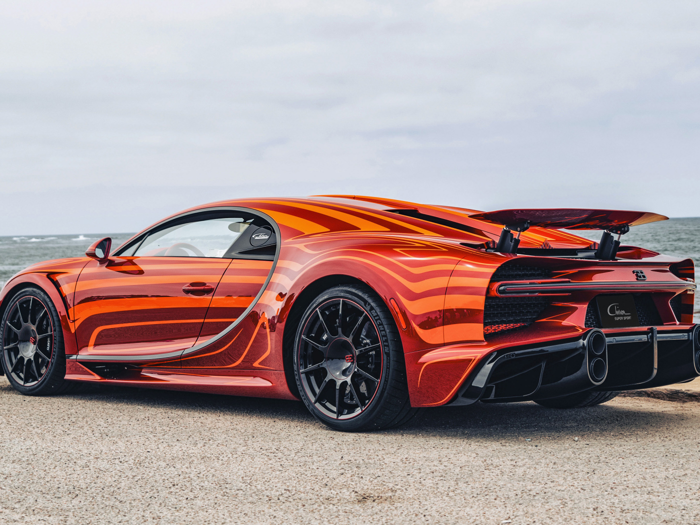 Вид сзади на автомобиль Bugatti Chiron Super Sport L'Aura