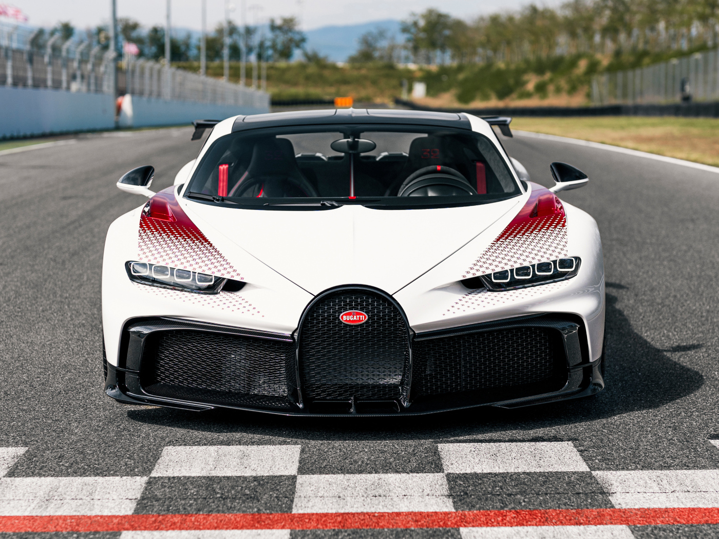 Белый быстрый автомобиль  Bugatti Chiron Pur Sport Grand Prix