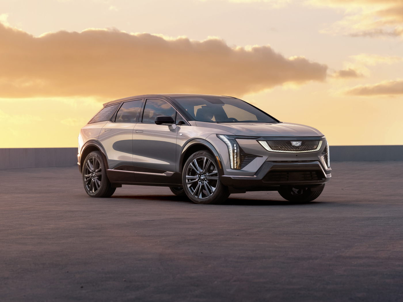 Автомобиль Cadillac Optiq 2025 года на фоне неба