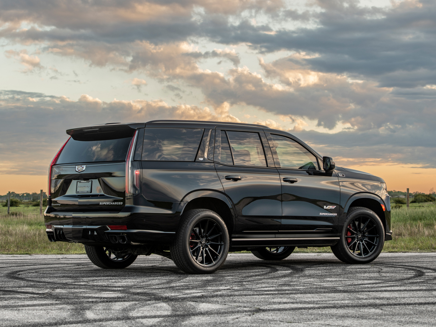 Вид сзади на черный внедорожник Hennessey Cadillac Escalade-V H850 2024 года