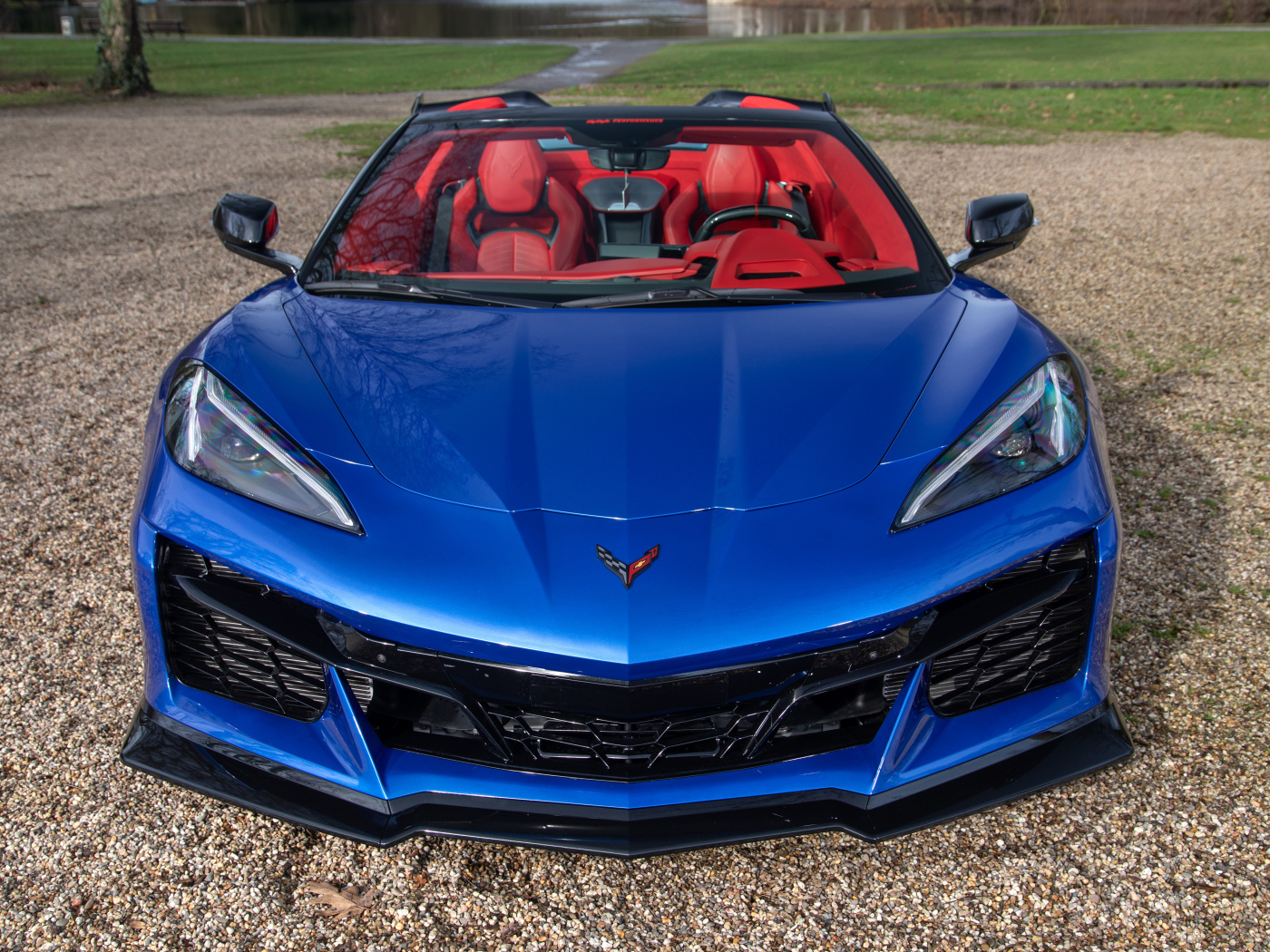 Вид спереди на синий автомобиль Chevrolet Corvette Stingray Convertible Z06