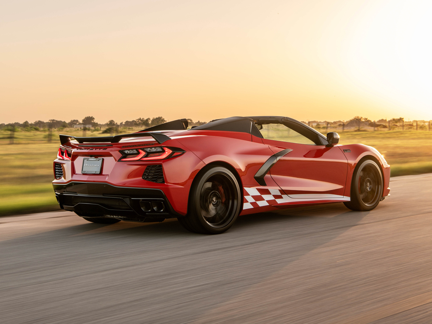 Красный гоночный автомобиль Chevrolet Corvette Stingray H700 Convertible 2024  года