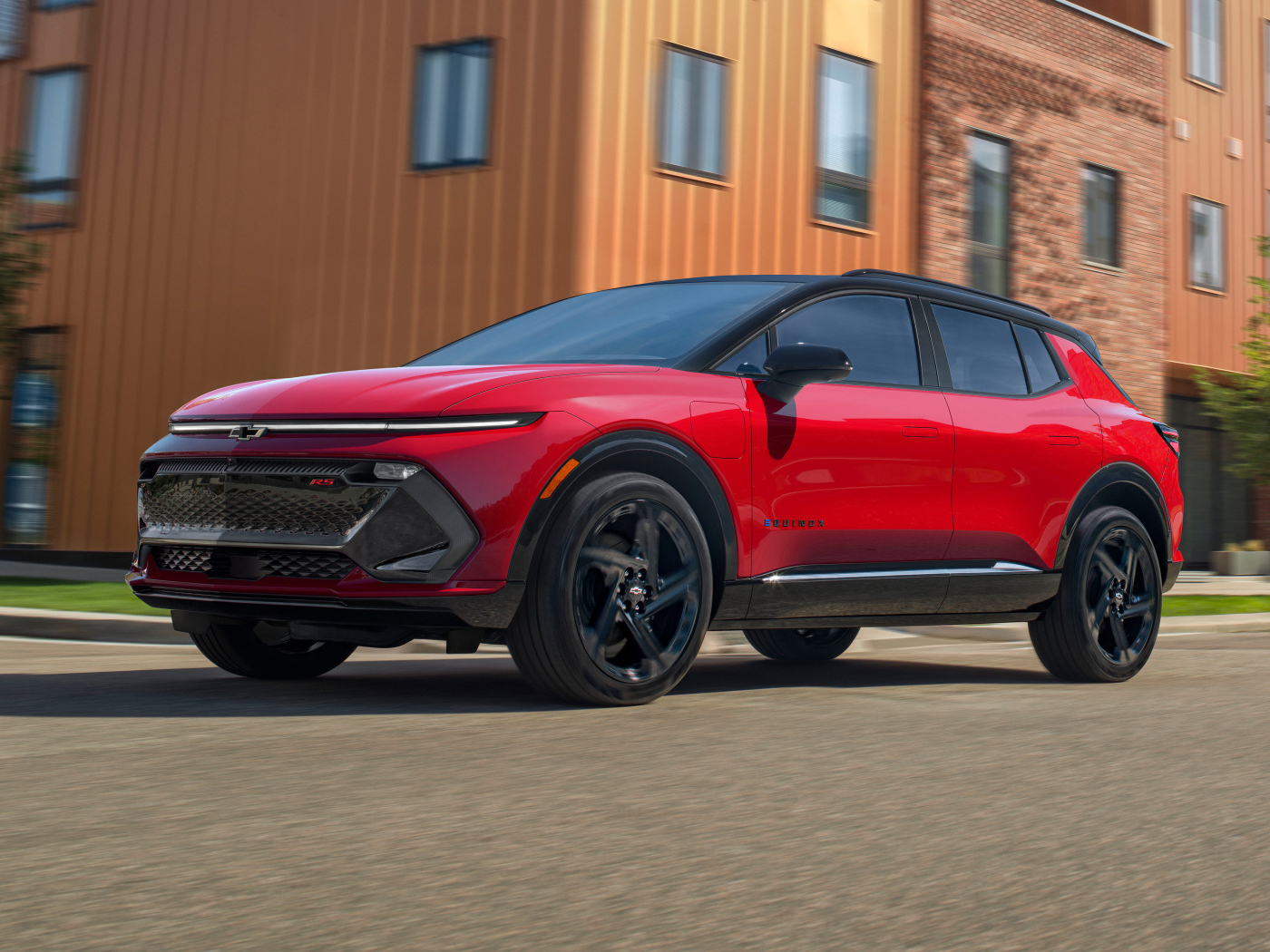 Красный внедорожник Chevrolet Equinox EV 3RS 2024 года у дома