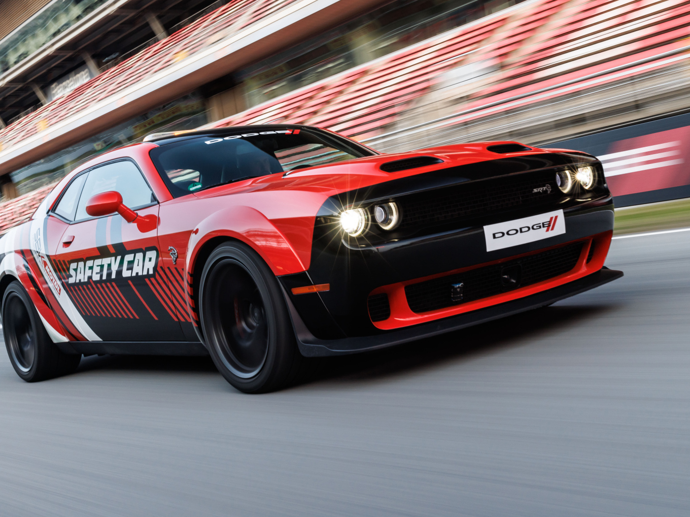 Автомобиль Dodge Challenger SRT Hellcat WorldSBK Safety Car 2024 года на гоночной трассе