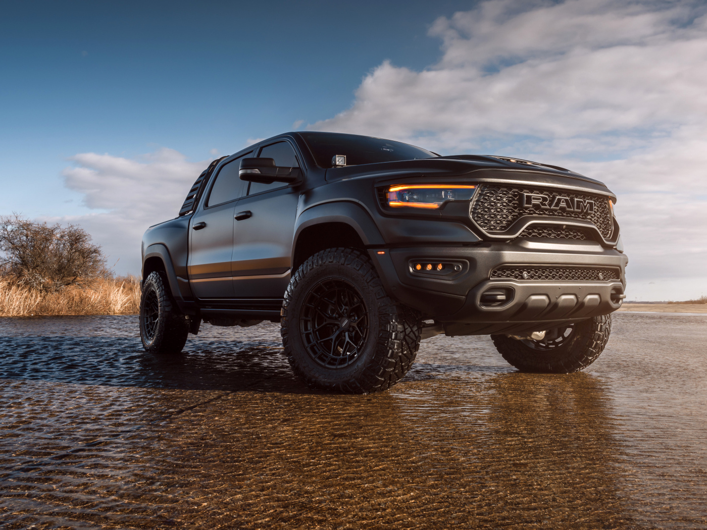 Большой внедорожник Dodge Ram 1500 TRX