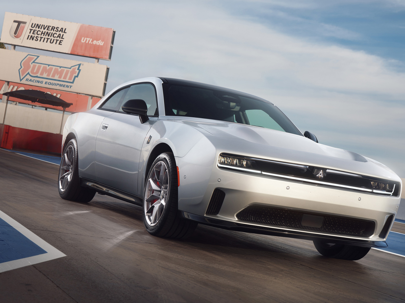 Новый серебристый автомобиль Dodge Charger Daytona Scat Pack 2024 года