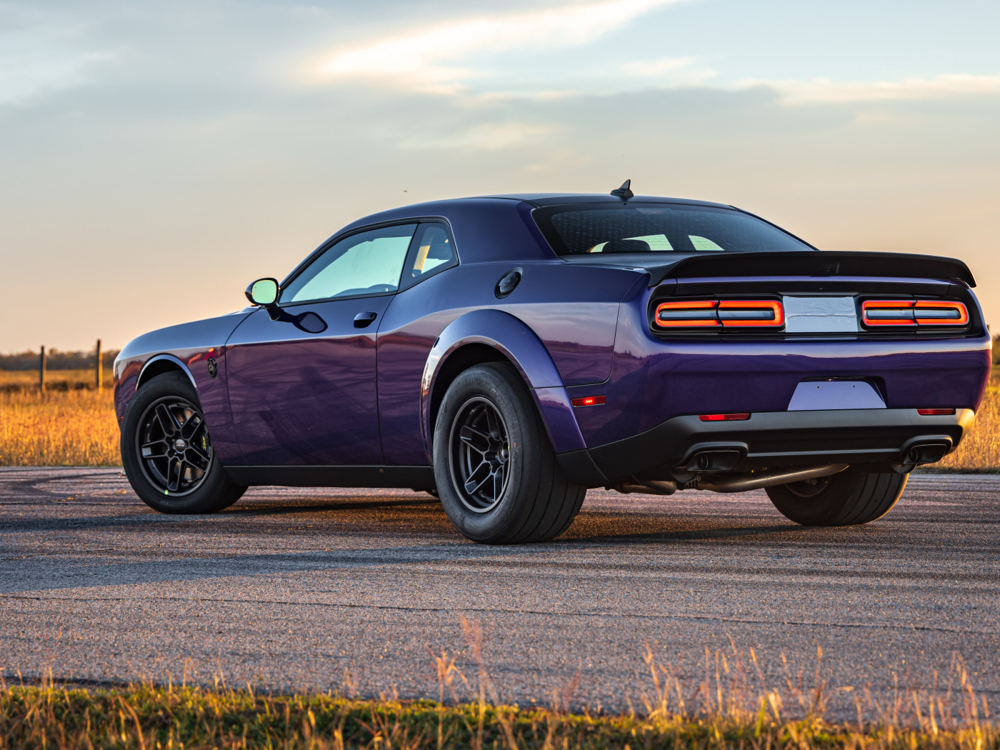 Вид сзади на автомобиль Dodge Hennessey Demon 1700 Twin-Turbo 2024 года
