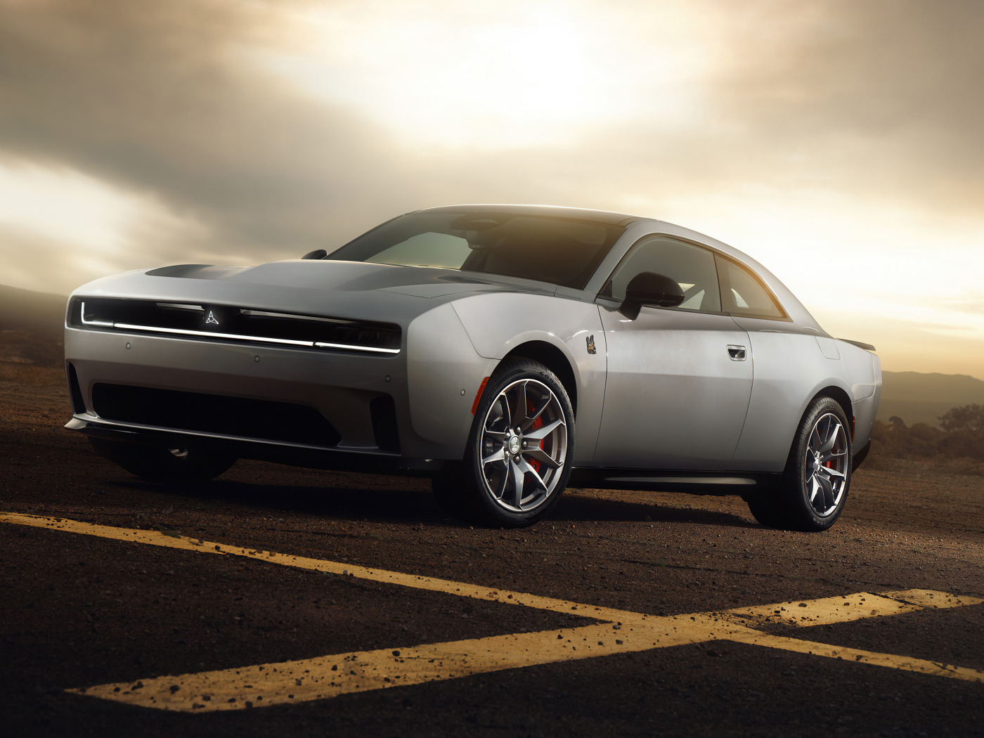 Серебристый автомобиль Dodge Charger Daytona Scat Pack 2024 года на фоне неба