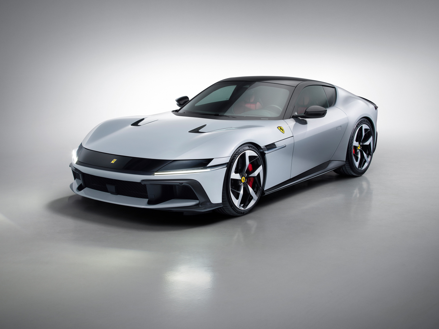 Автомобиль Ferrari 12Cilindri 2024 года на сером фоне