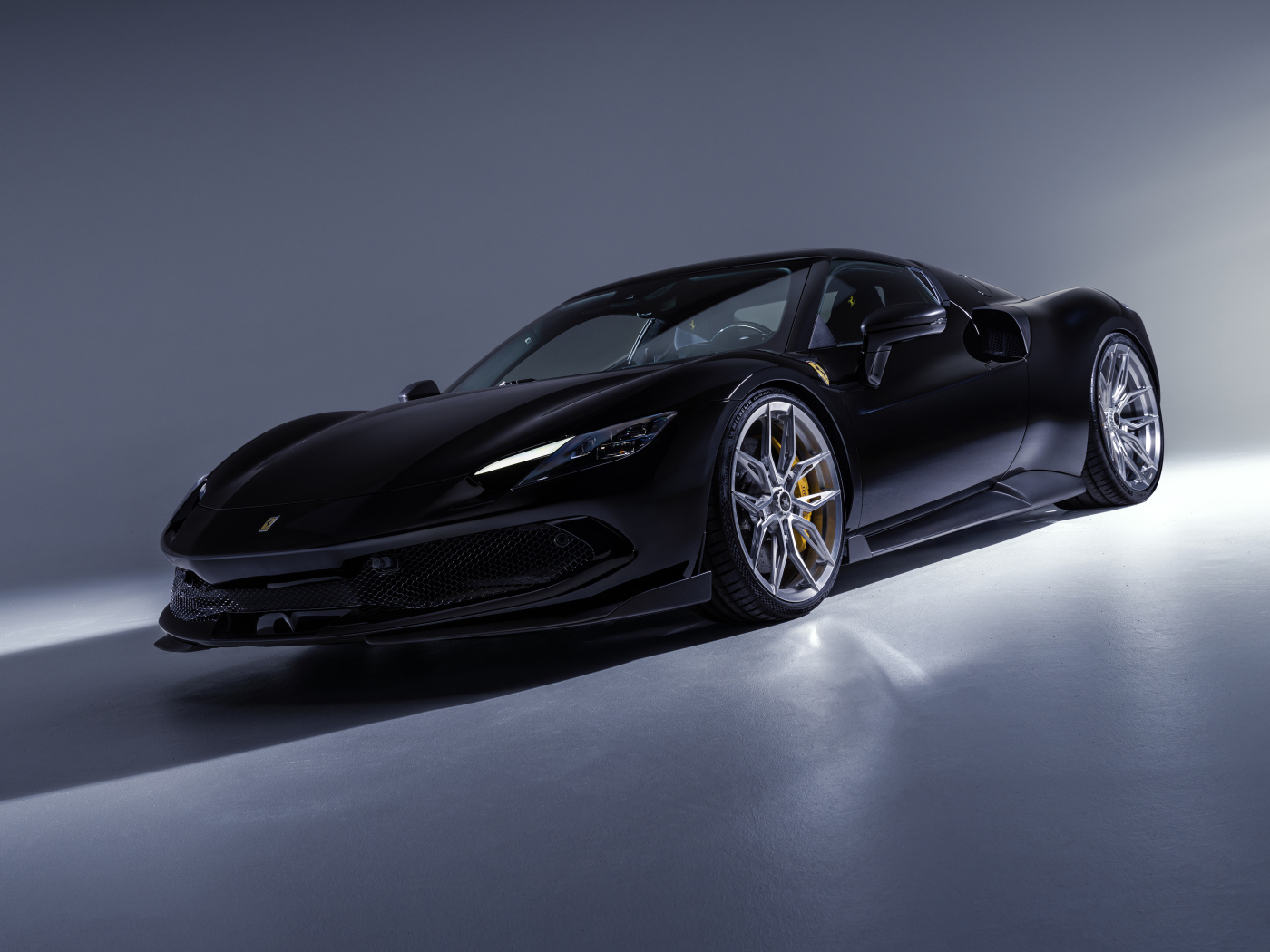 Черный быстрый автомобиль Novitec Ferrari 296 GTB Aero 2024 года