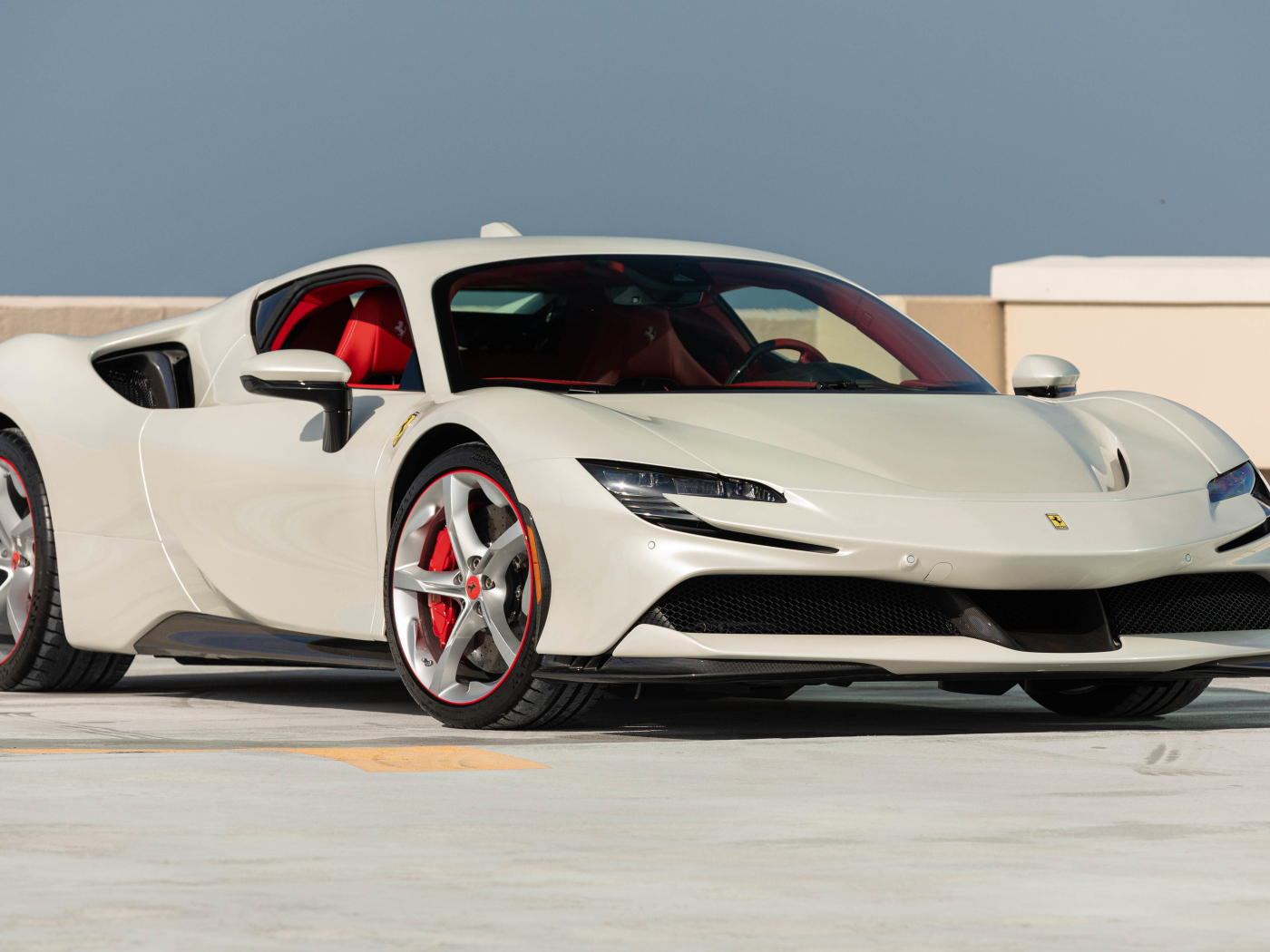 Быстрый белый автомобиль Ferrari SF90 Stradale