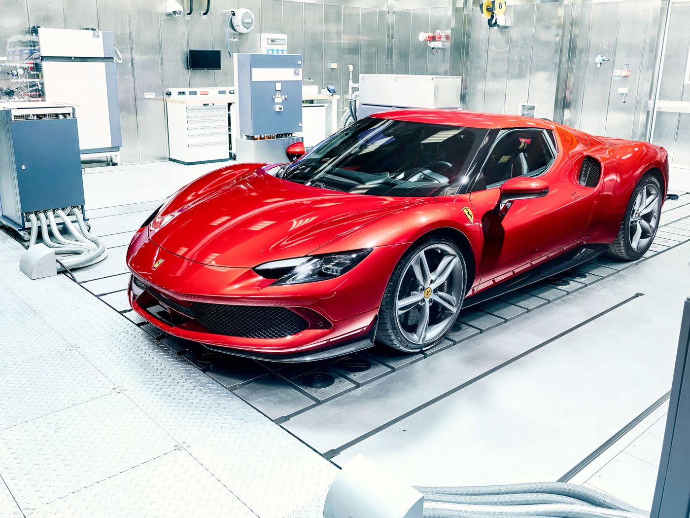 Вид спереди на красный автомобиль Ferrari 296 GTB