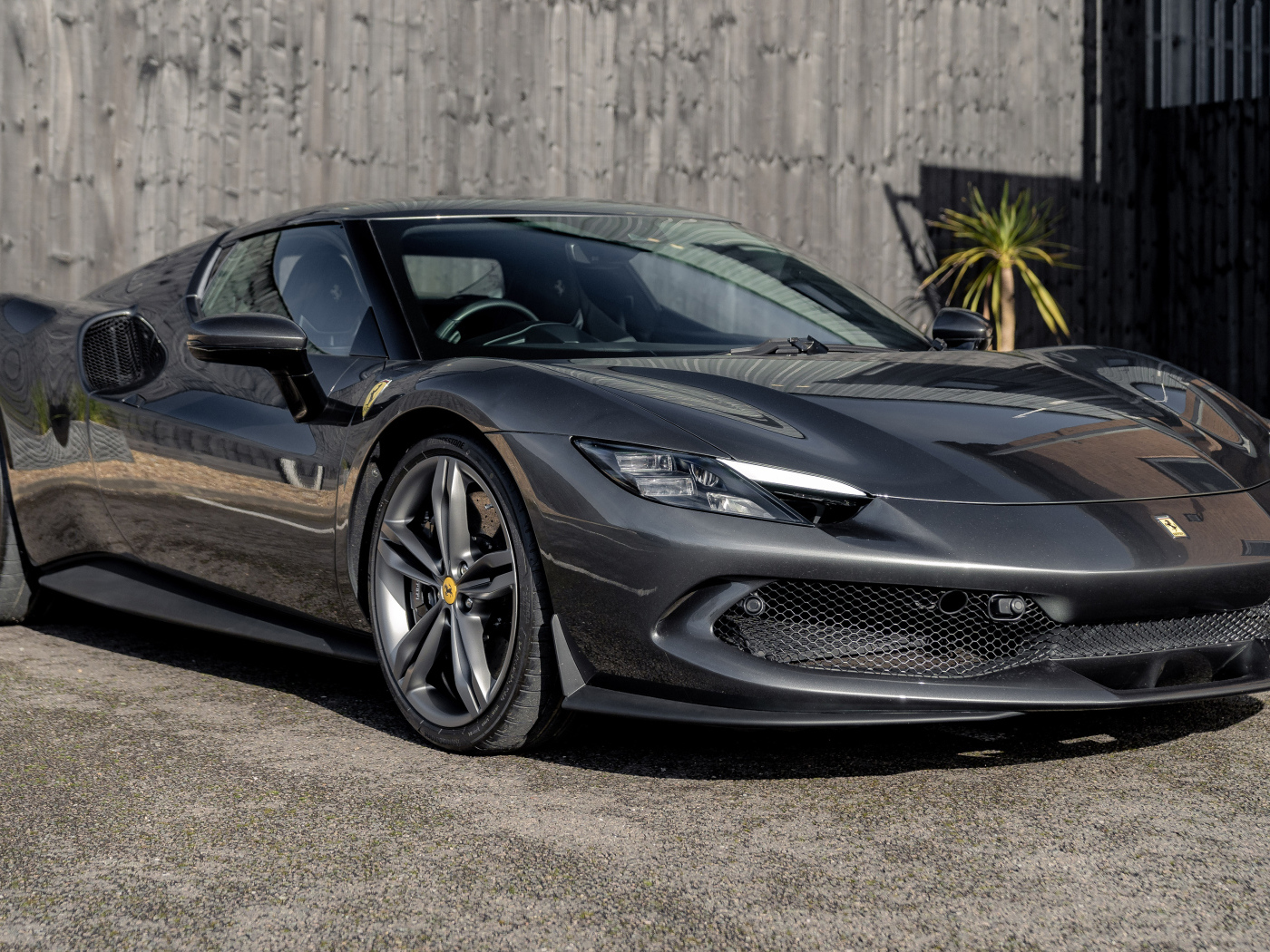 Серый быстрый автомобиль Ferrari 296 GTB