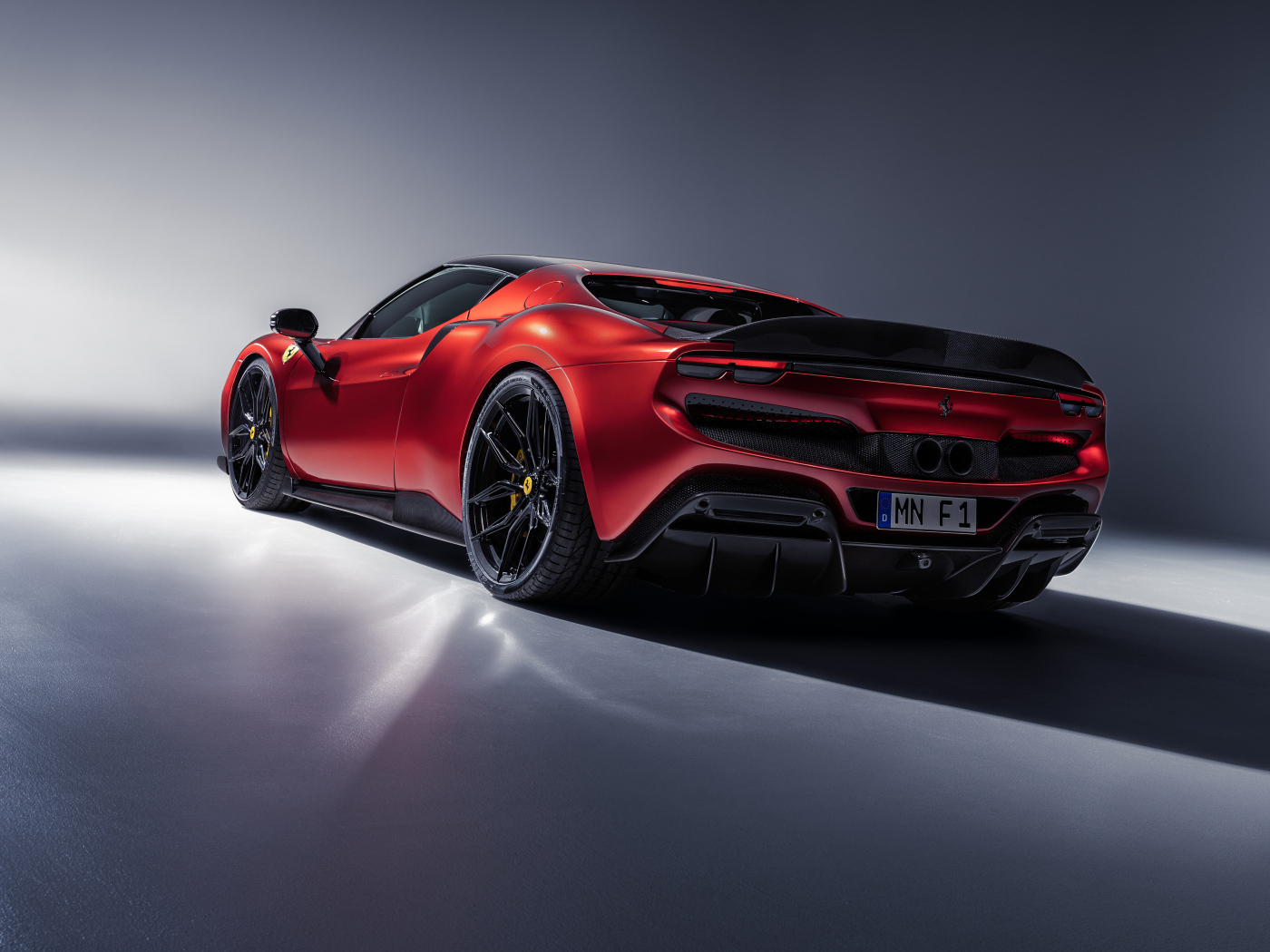 Вид сзади на красный автомобиль Novitec Ferrari 296 GTB Aero 2024 года