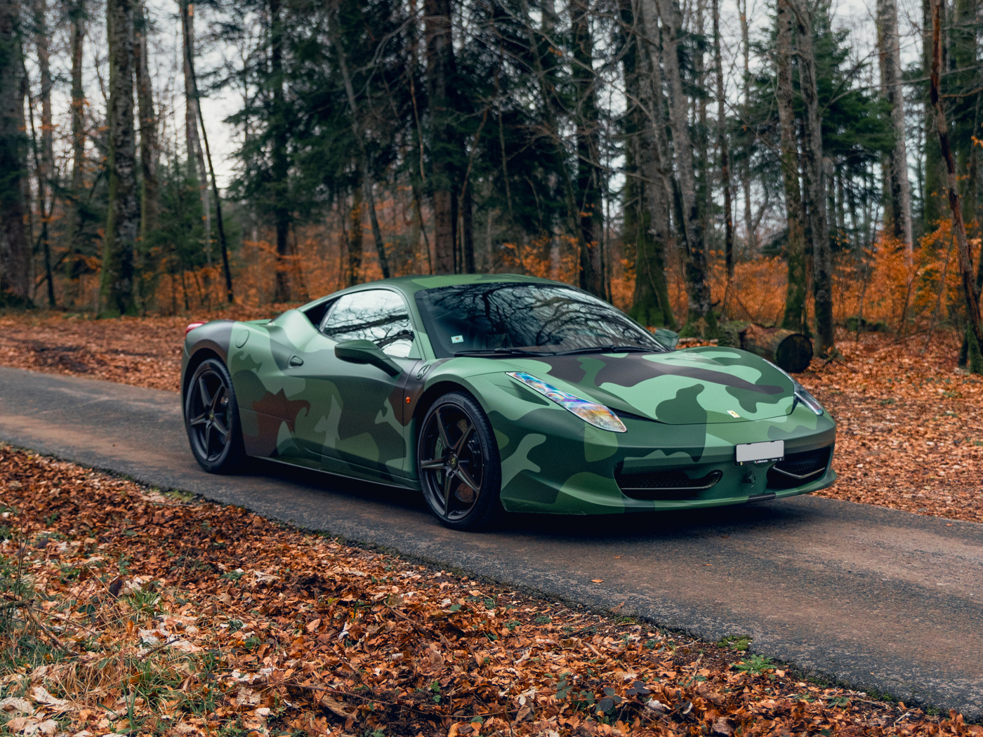 Стильный автомобиль Ferrari 458 Italia Tailor Made Army в лесу