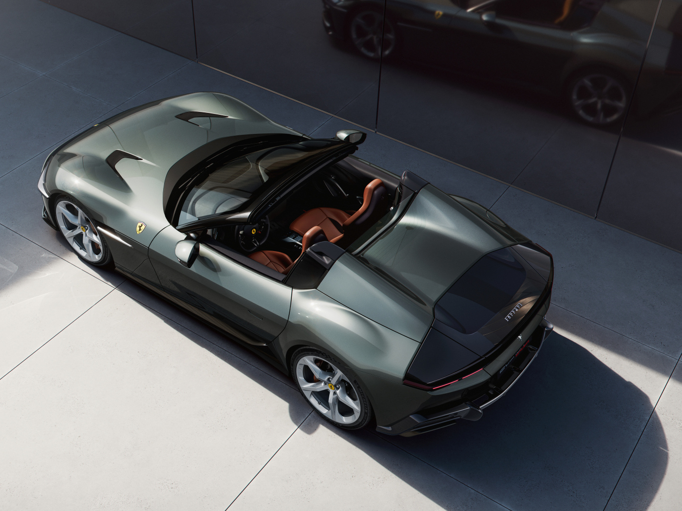 Вид сверху на автомобиль Ferrari 12Cilindri Spider 2024 года