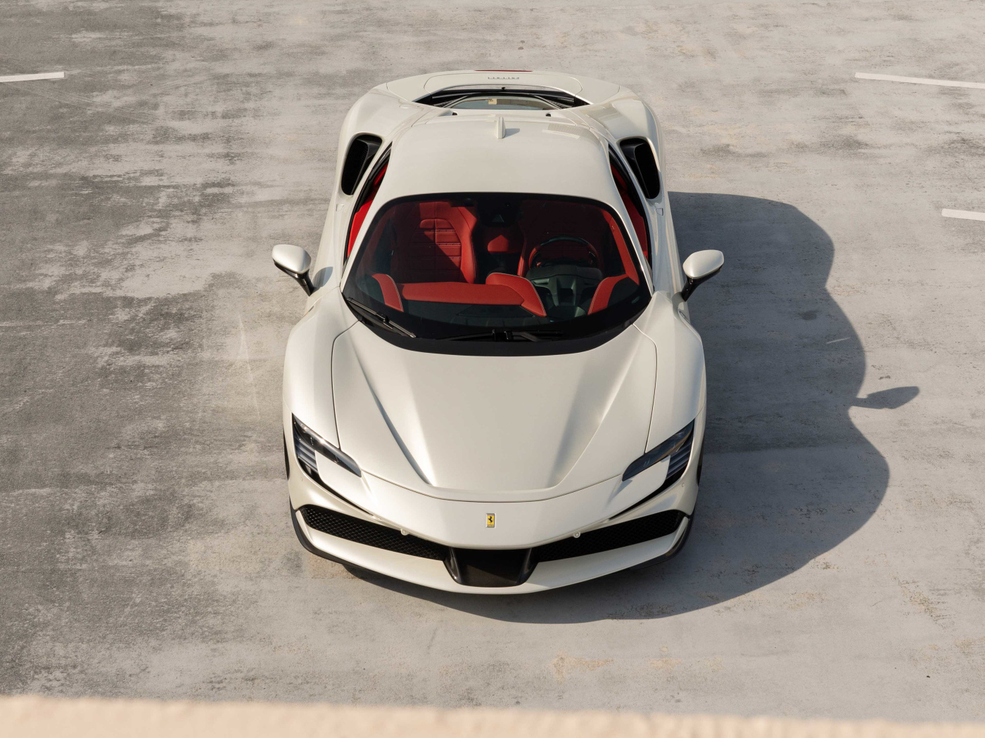 Белый автомобиль Ferrari SF90 Stradale