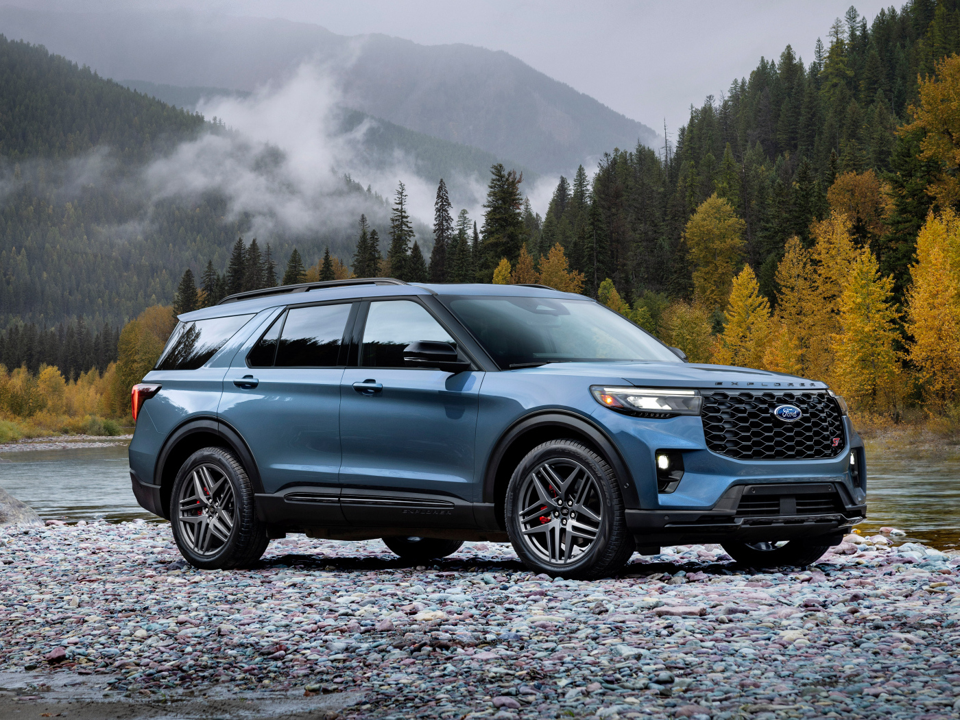 Внедорожник Ford Explorer ST 2025  года на фоне гор