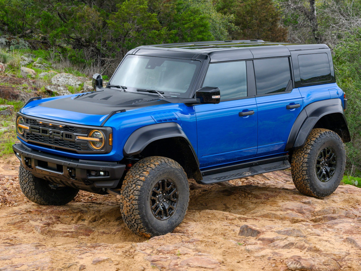 Синий автомобиль Ford Bronco Raptor Black Appearance Package 2024  года