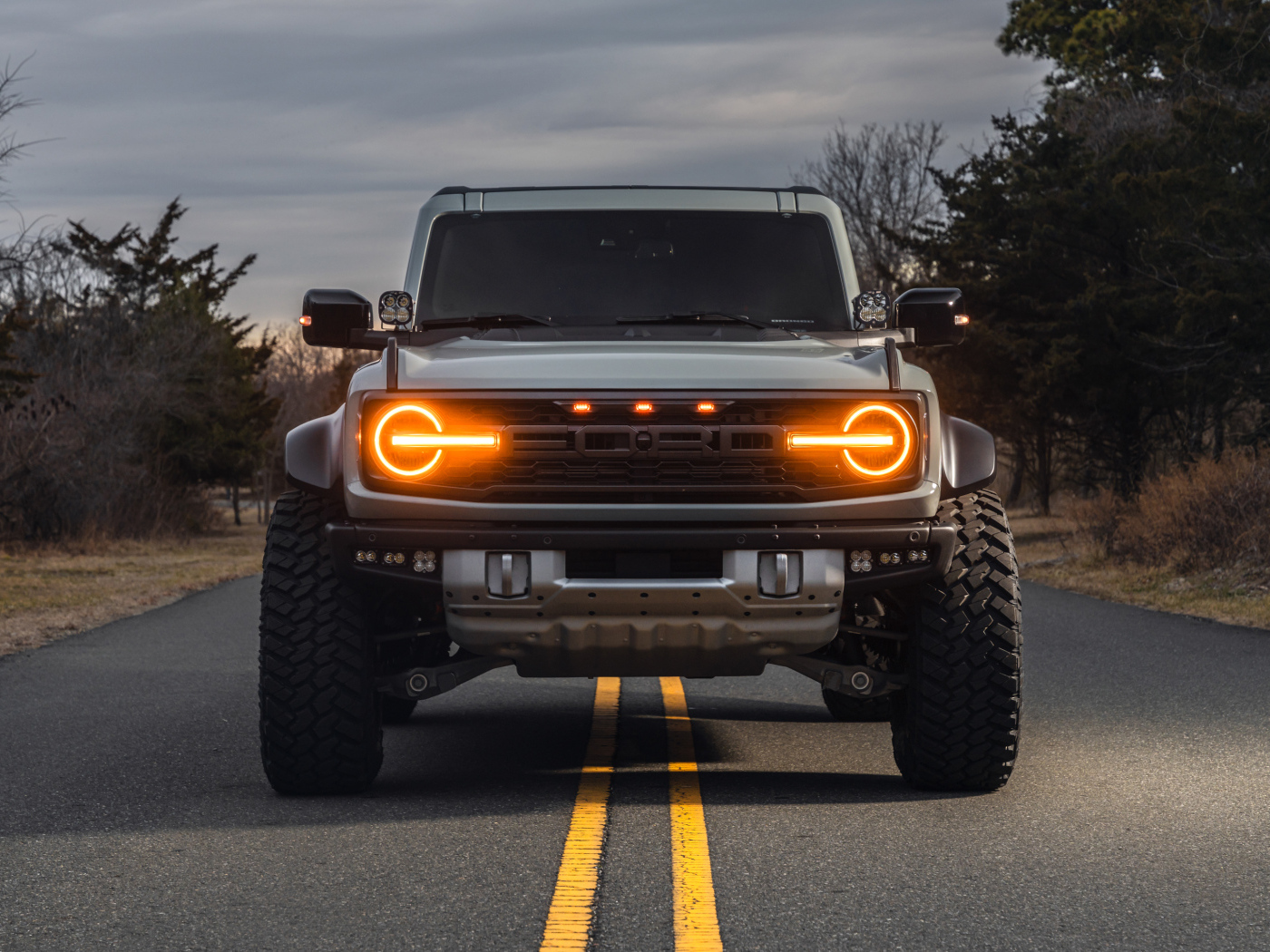 Включенные фары автомобиля Ford Bronco Raptor