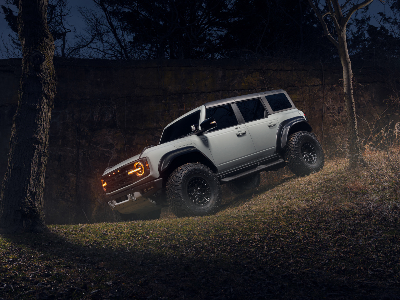 Джип Ford Bronco Raptor в лесу ночью