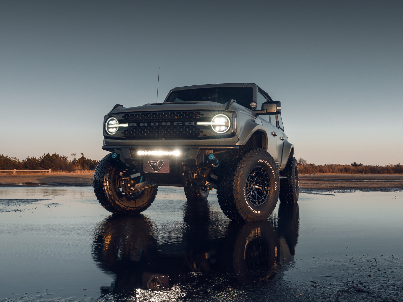 Автомобиль  Ford Bronco Vossen Wheels  на мокром асфальте