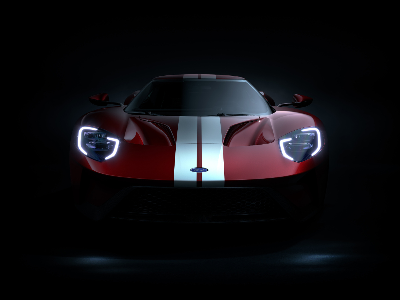Автомобиль Ford GT на черном фоне